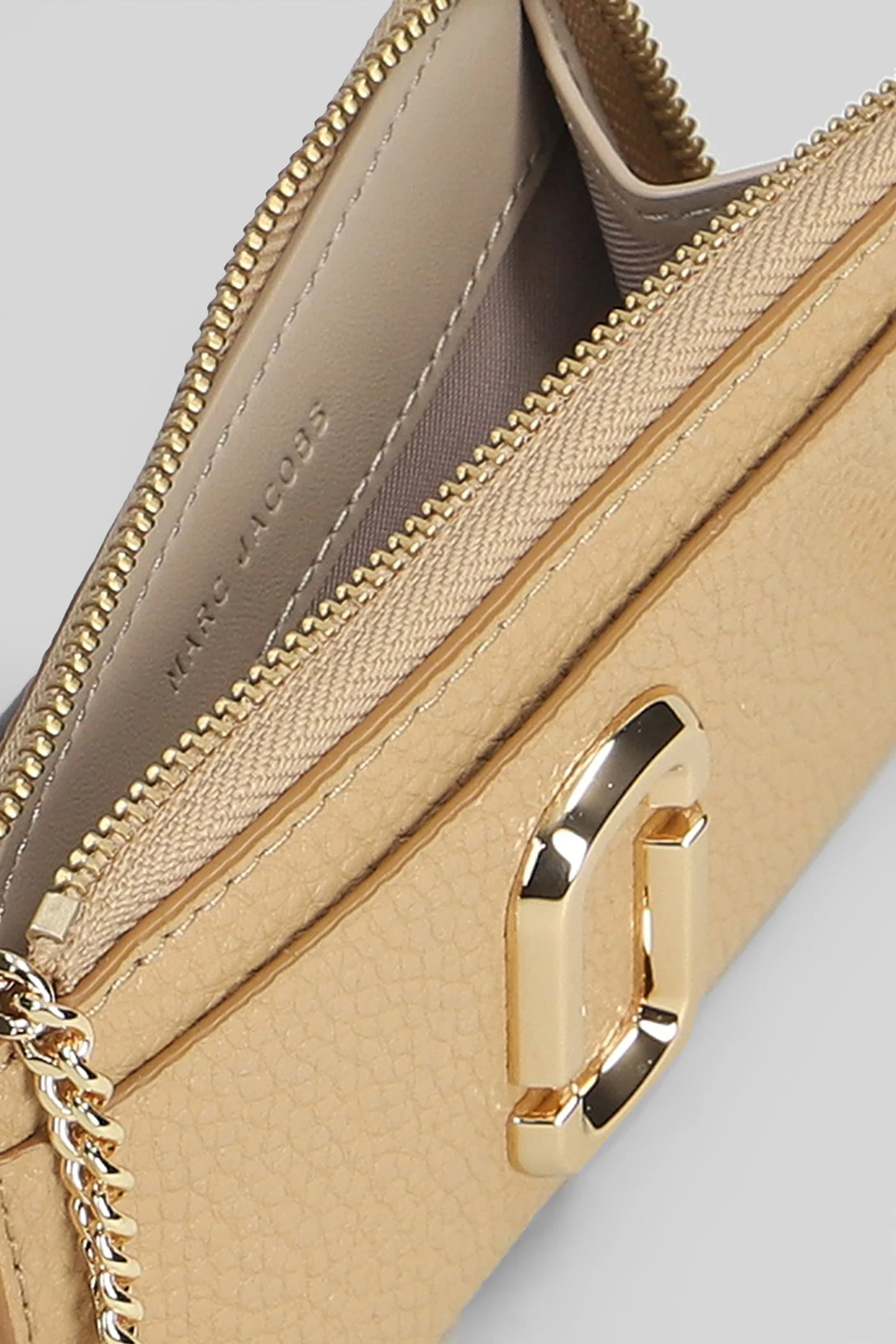 The top zip multi Wallet in taupe leather - Image 4