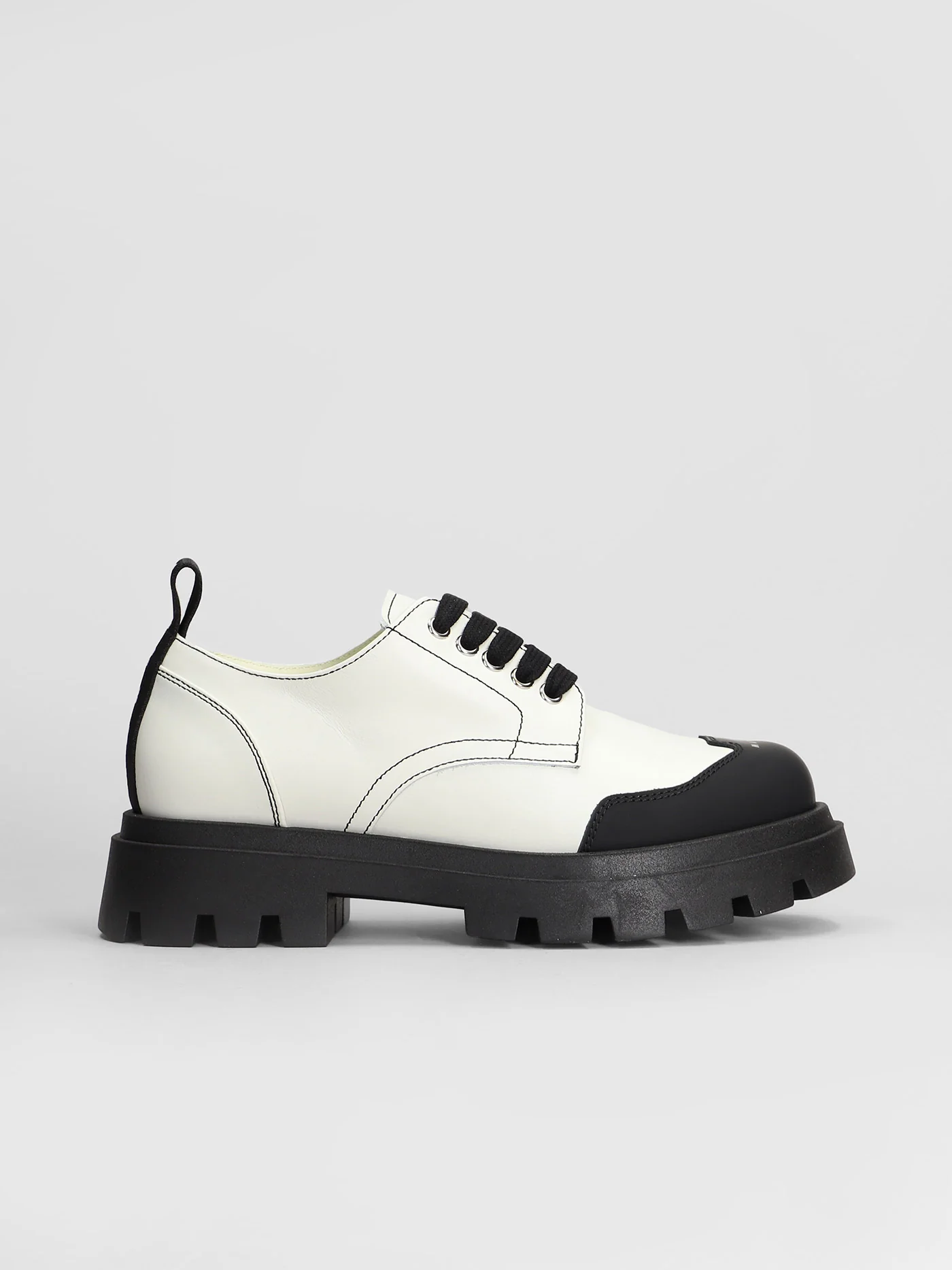 Lace up shoes in white leather