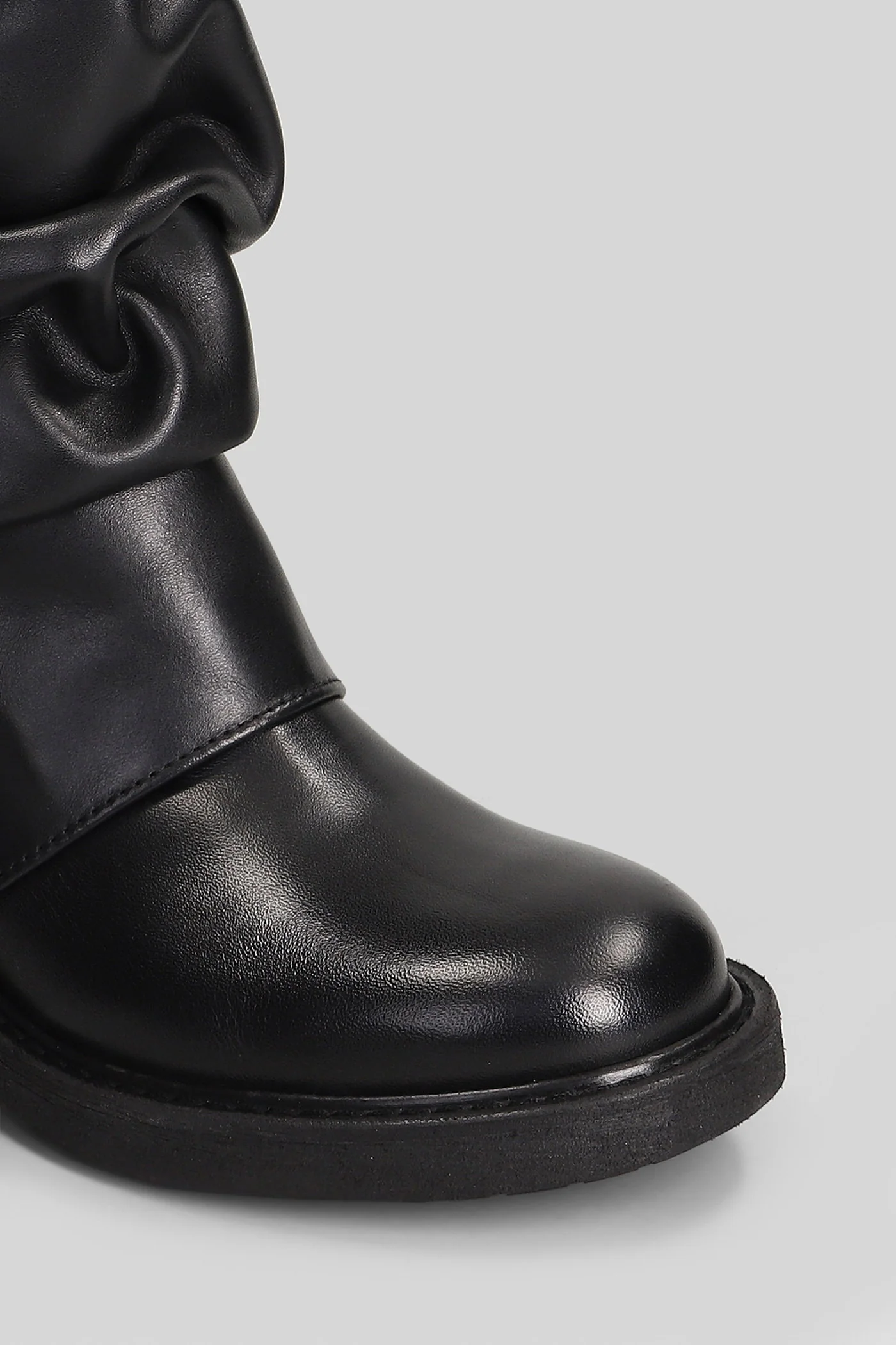 low heels Ankle boots in black leather - Image 5