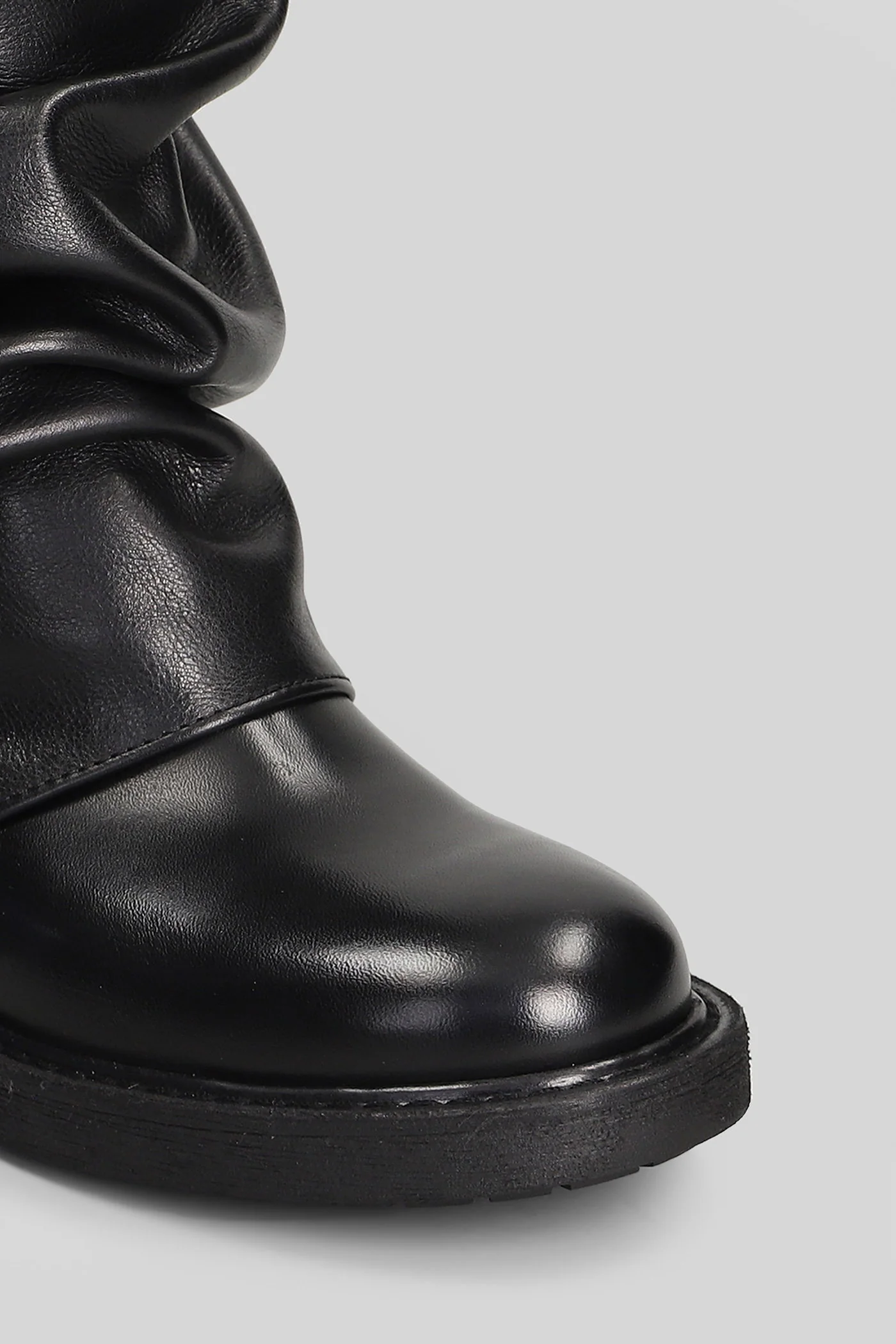 low heels Ankle boots in black leather - Image 5