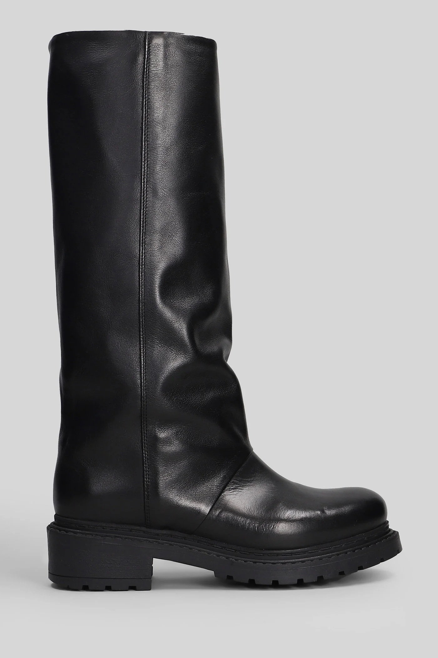 low heels boots in black leather