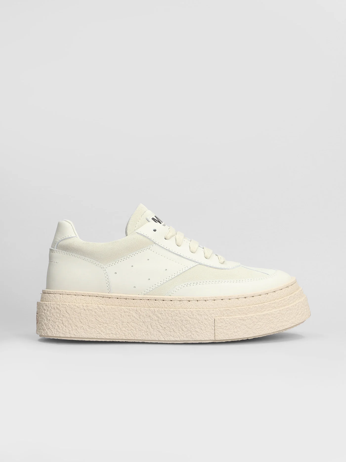 Sneakers in beige suede and leather