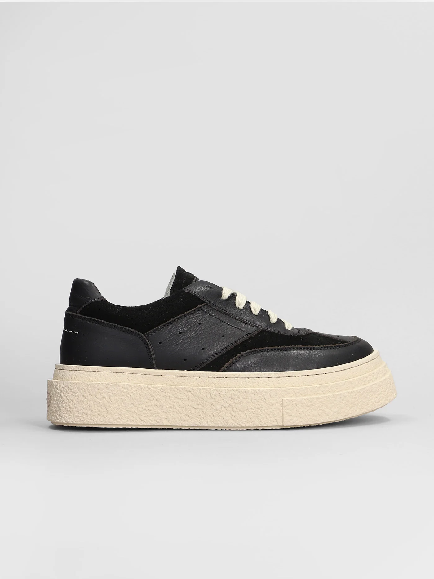 Sneakers in black suede and leather