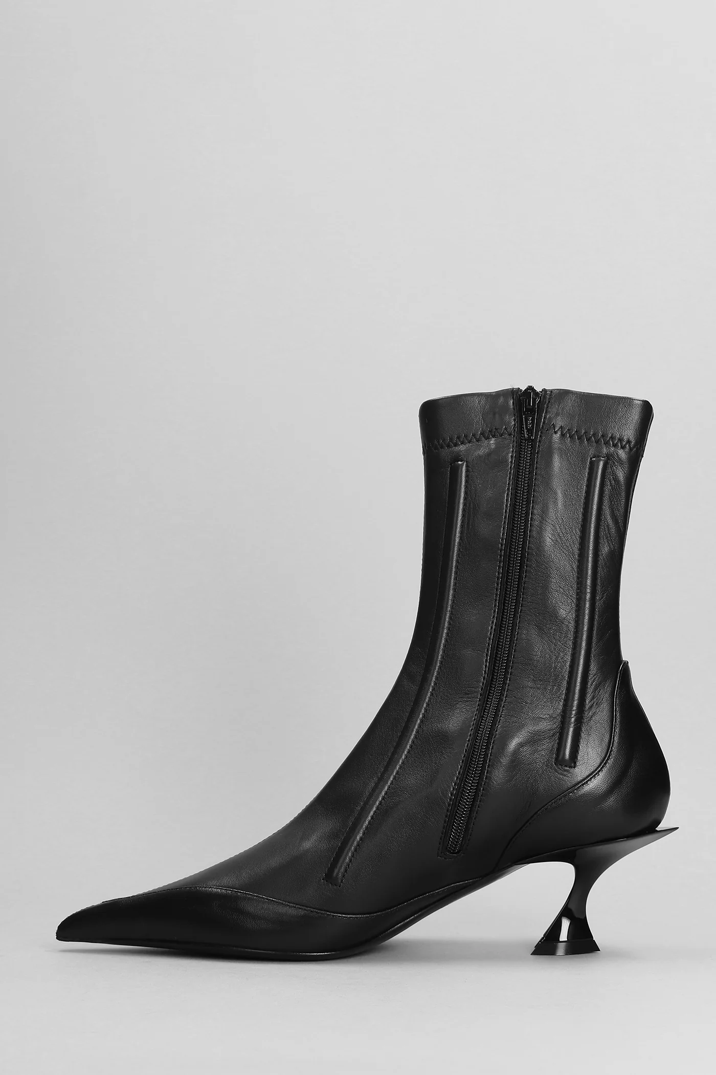 low heels Ankle boots in black leather - Image 3
