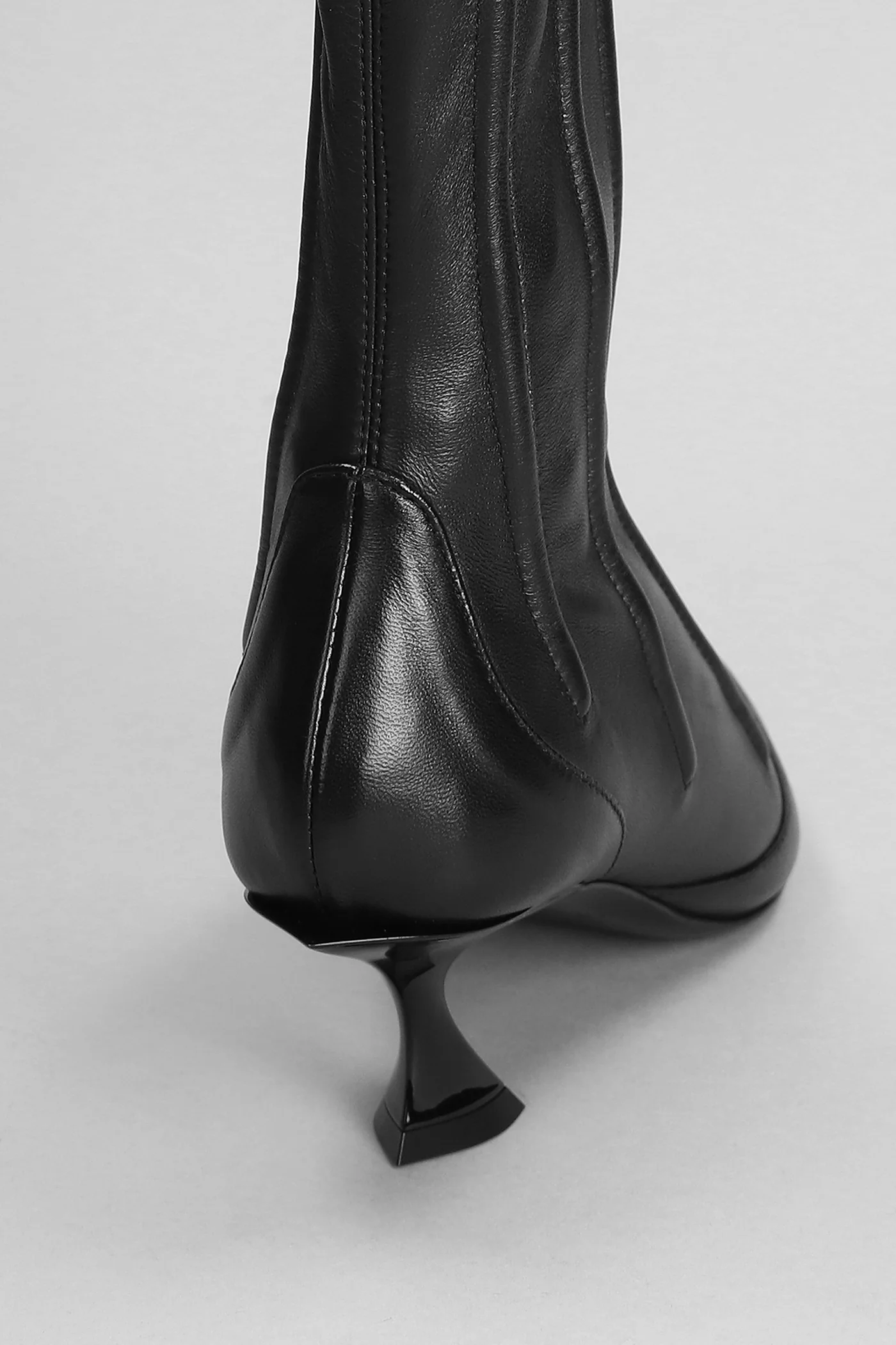 low heels Ankle boots in black leather - Image 5