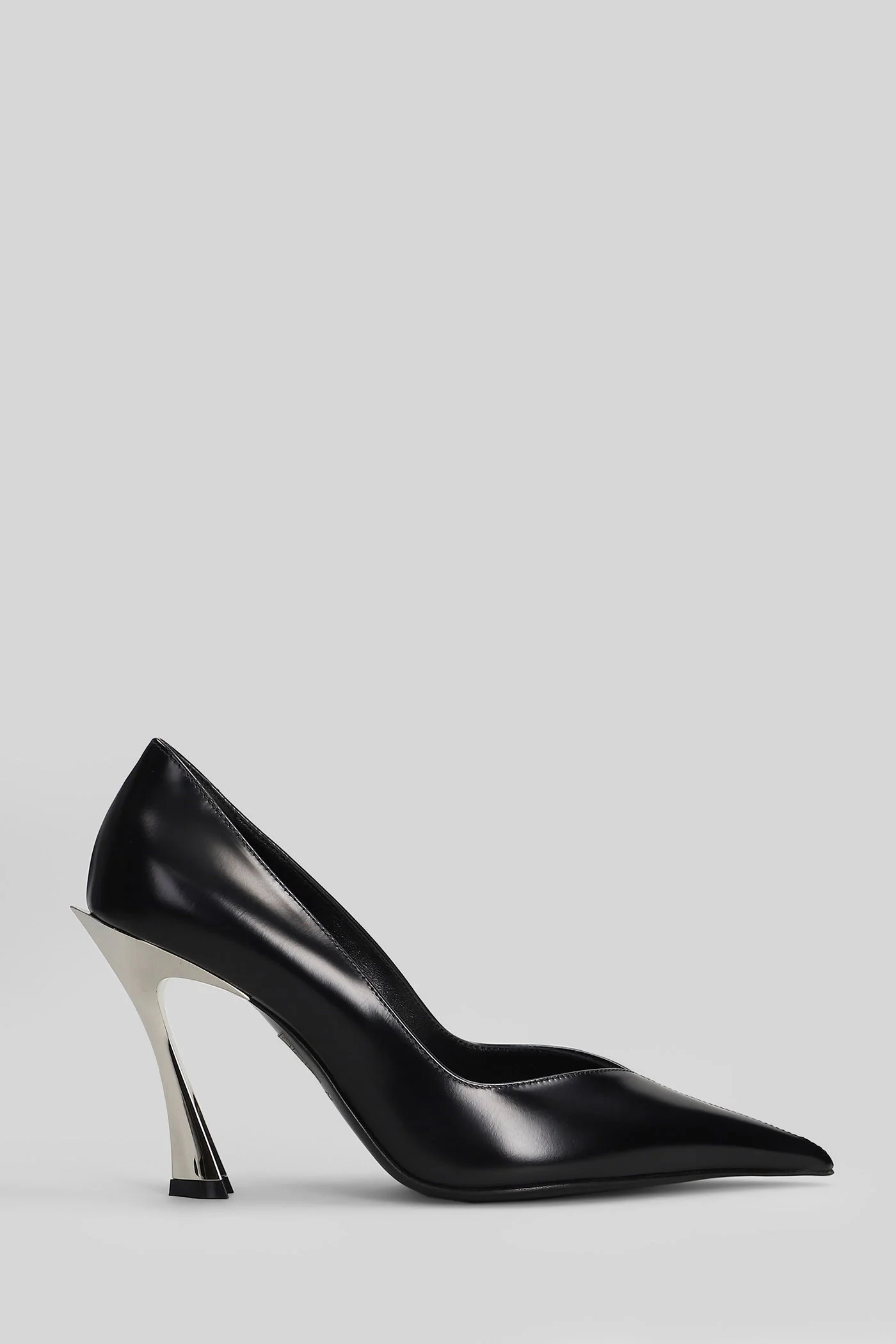 Pumps in black leather