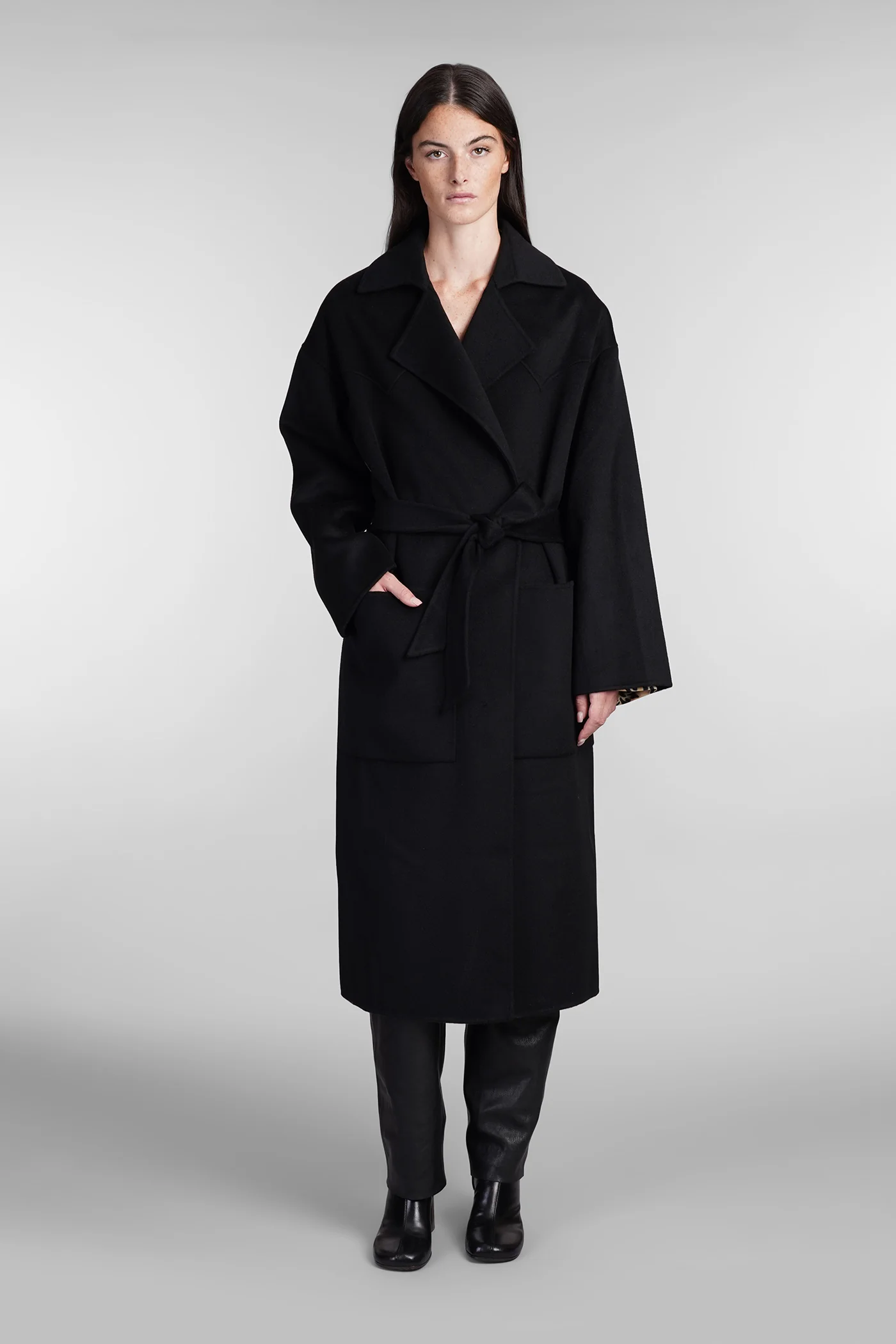 Coat in black wool