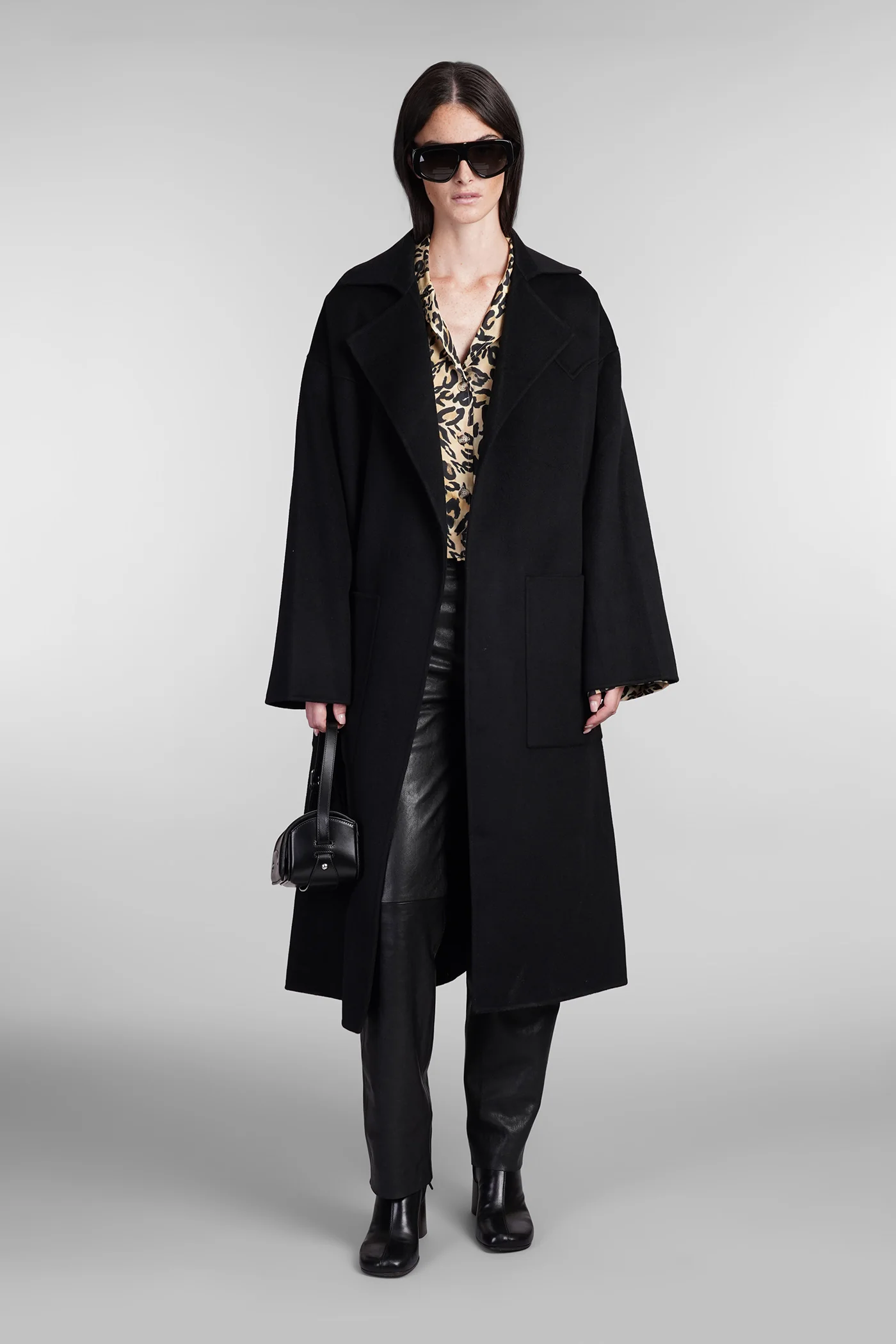 Coat in black wool - Image 2