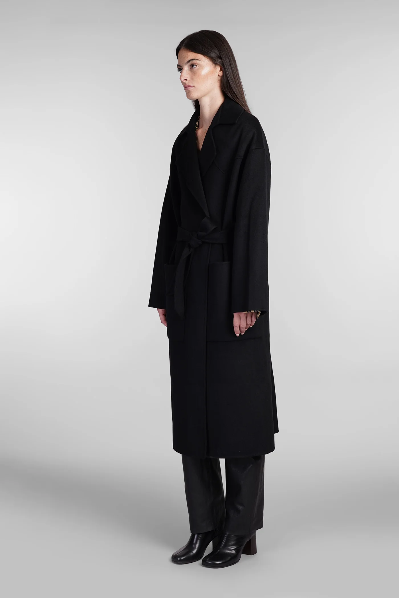 Coat in black wool - Image 4