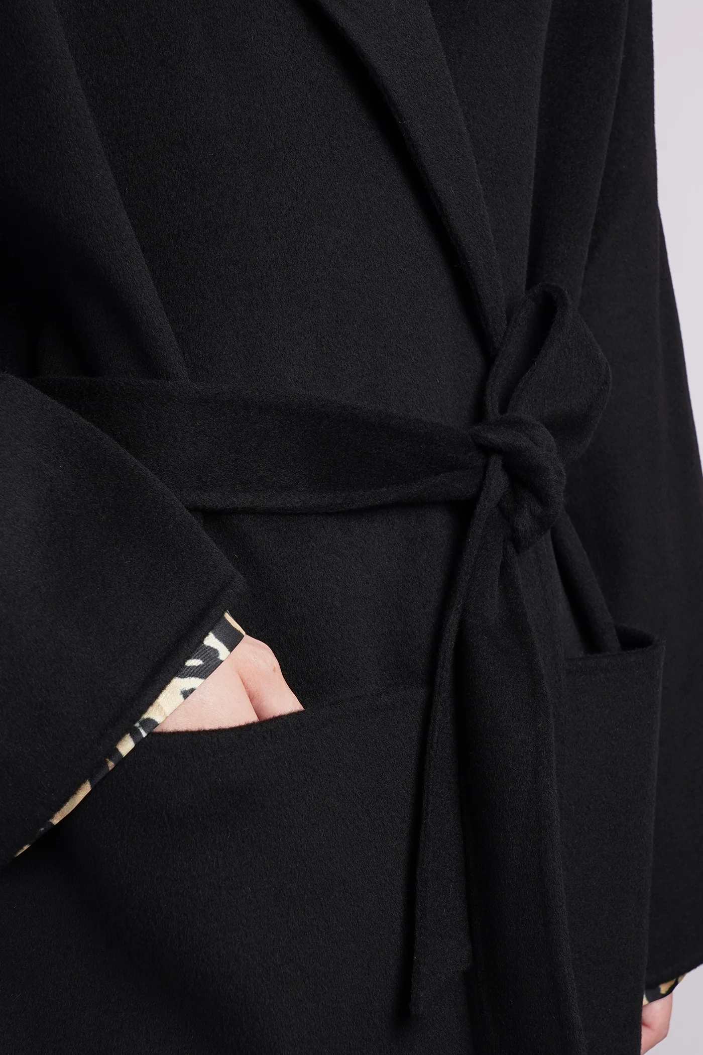 Coat in black wool - Image 5