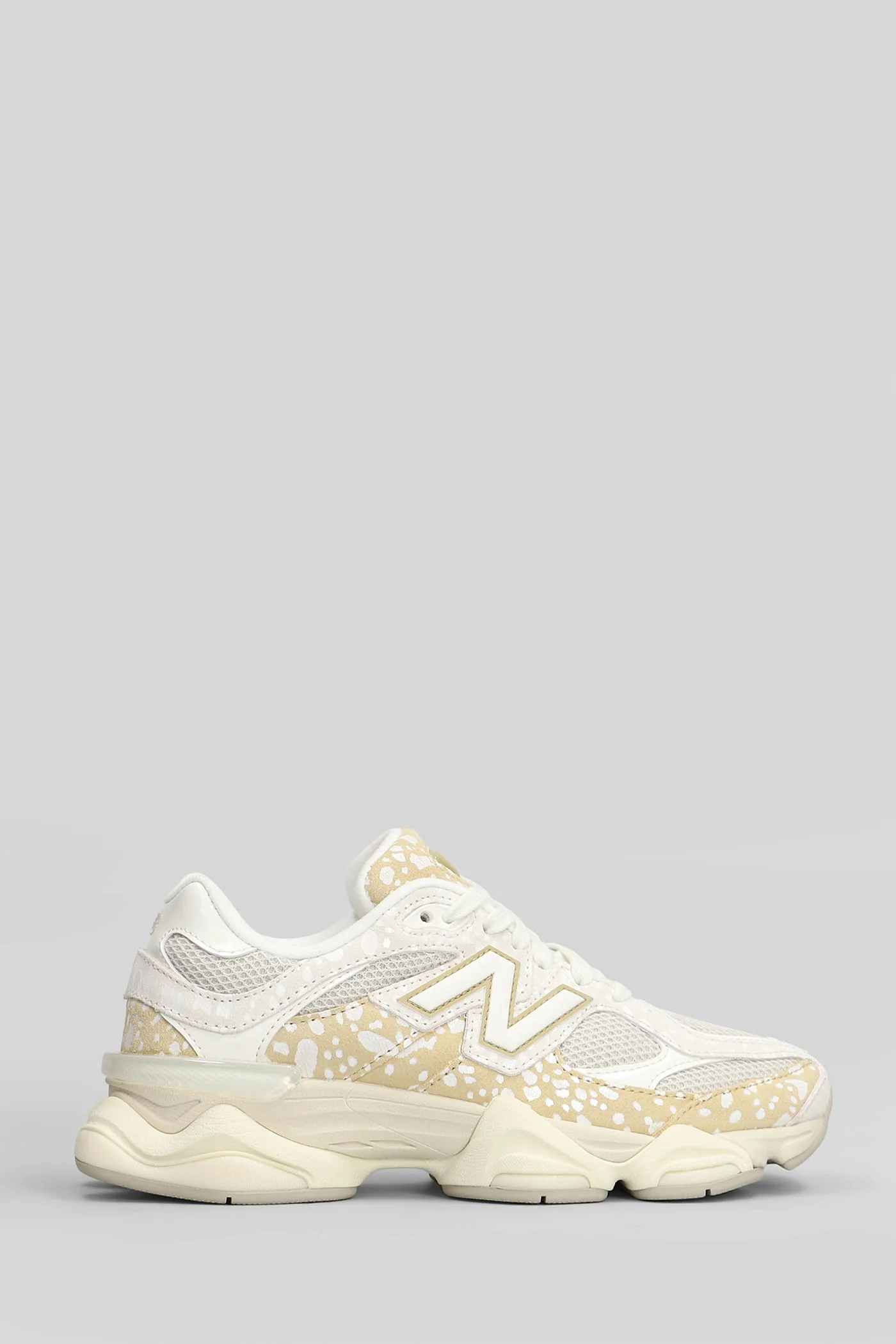 9060 Sneakers in white Suede and fabric