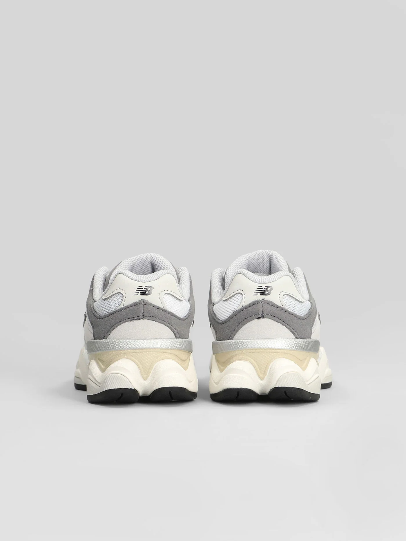 9060 Sneakers in grey Suede and fabric - Image 4