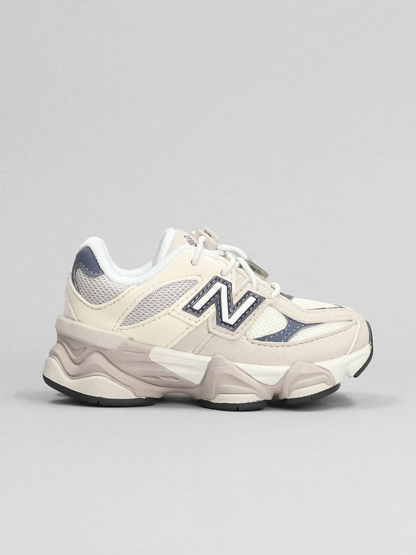 9060 Sneakers in powder Suede and fabric