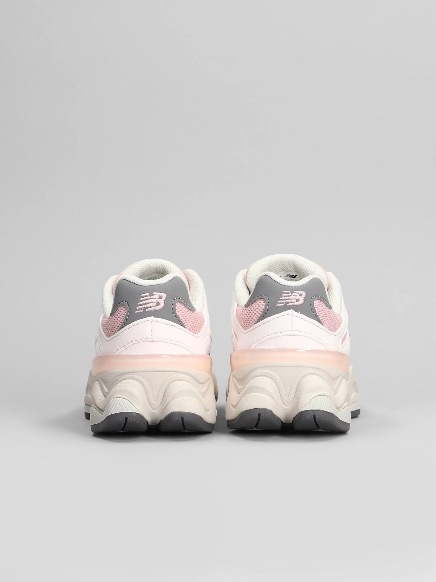9060 Sneakers in rose-pink Suede and fabric - Image 4