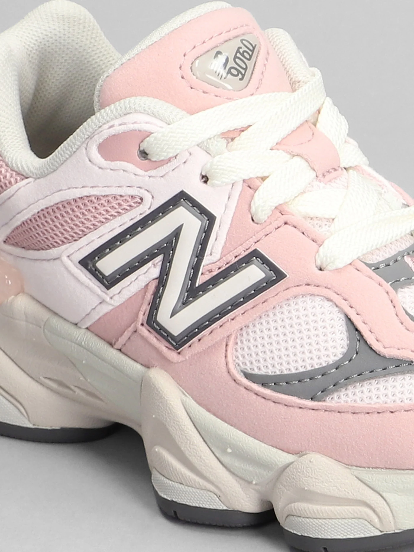 9060 Sneakers in rose-pink Suede and fabric - Image 5