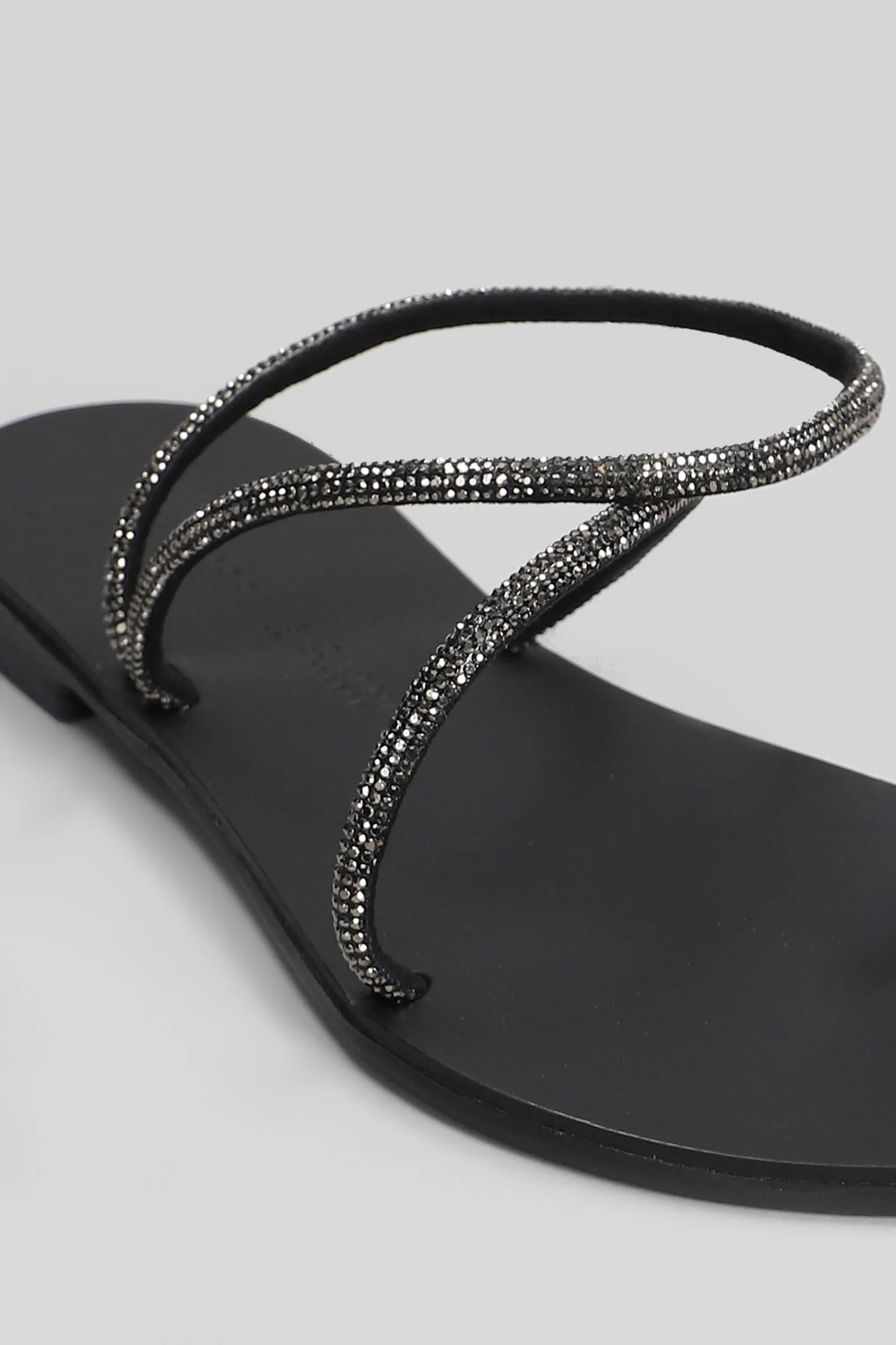 Flat sandal-slipper in black leather - Image 5