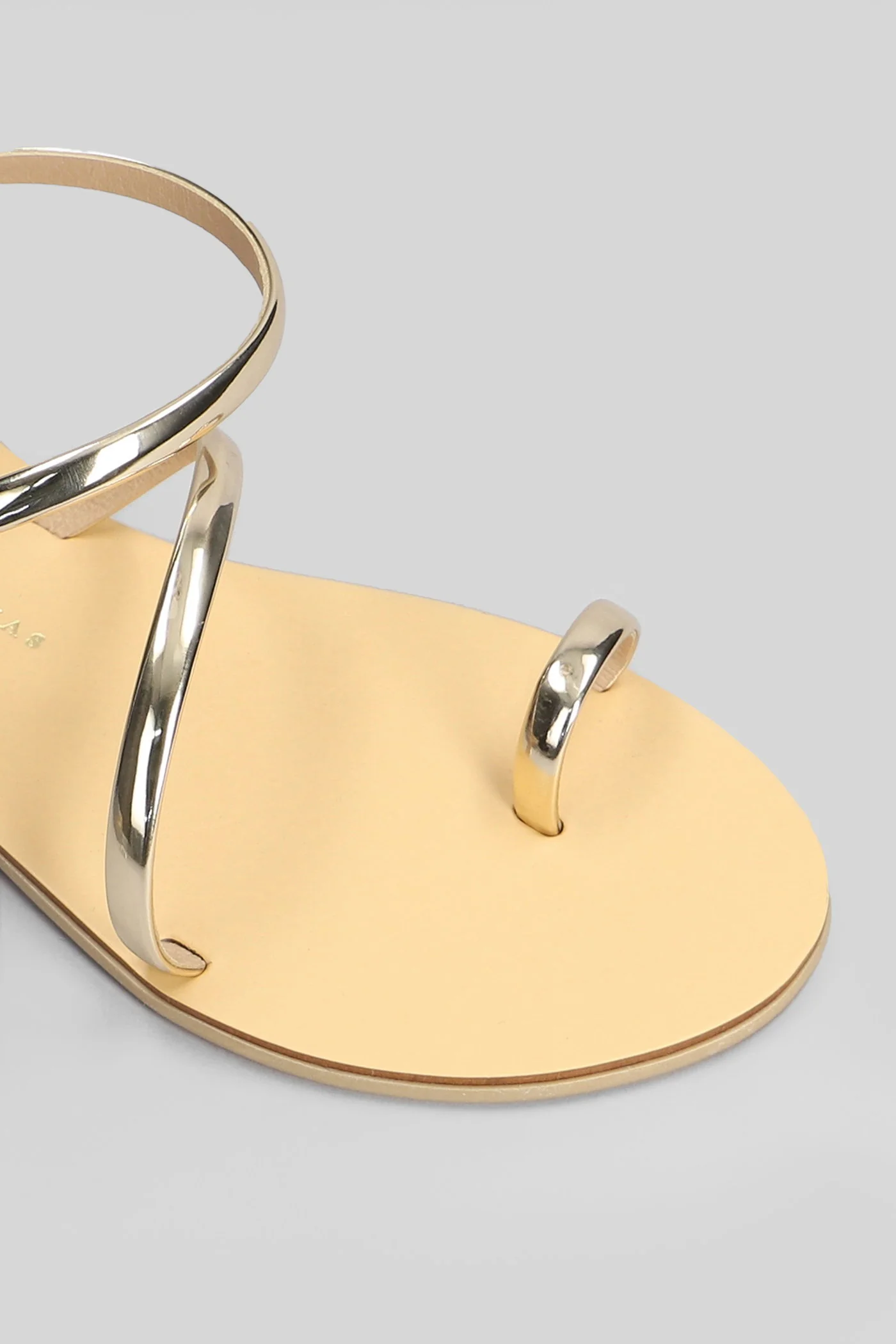 Flat sandal-slipper in gold leather - Image 5
