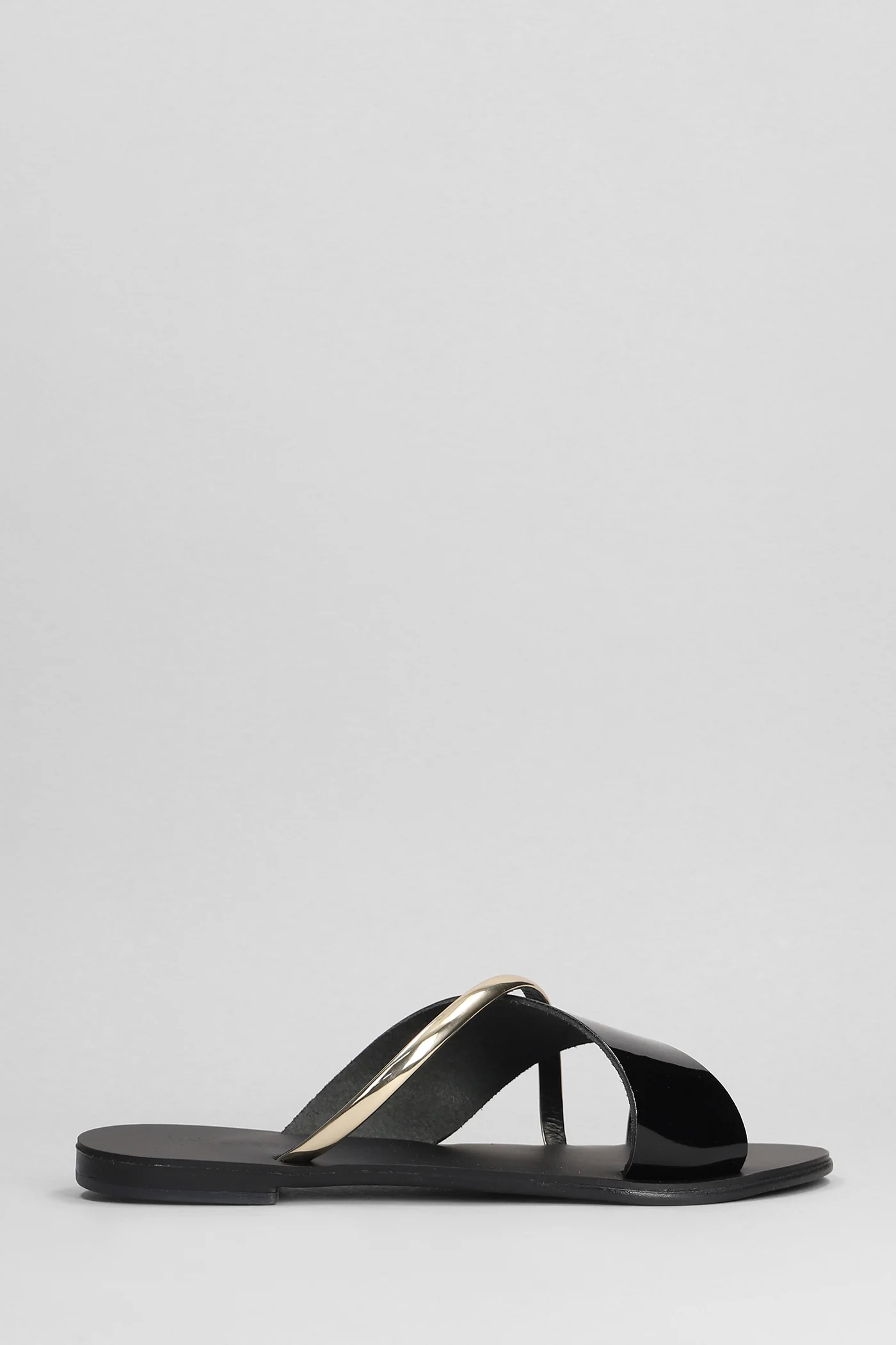 Flats in black leather