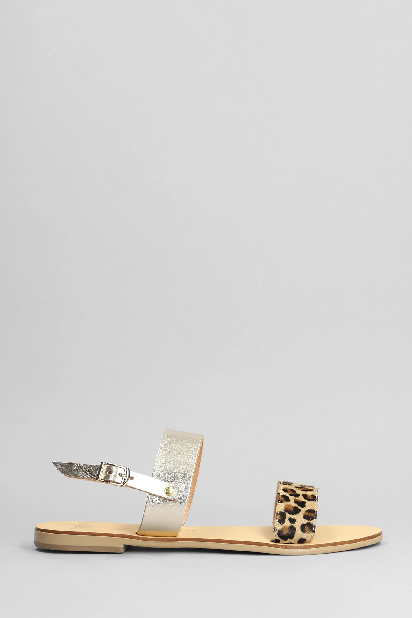 Flats in gold leather