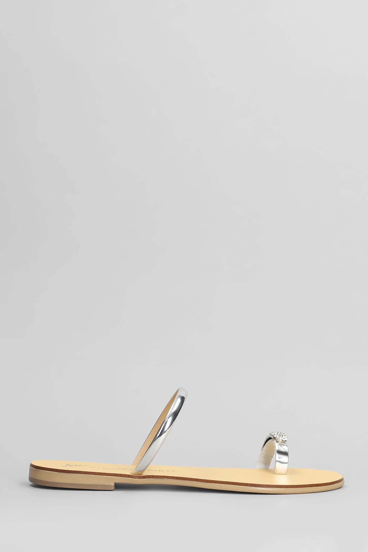 Flats in silver patent leather