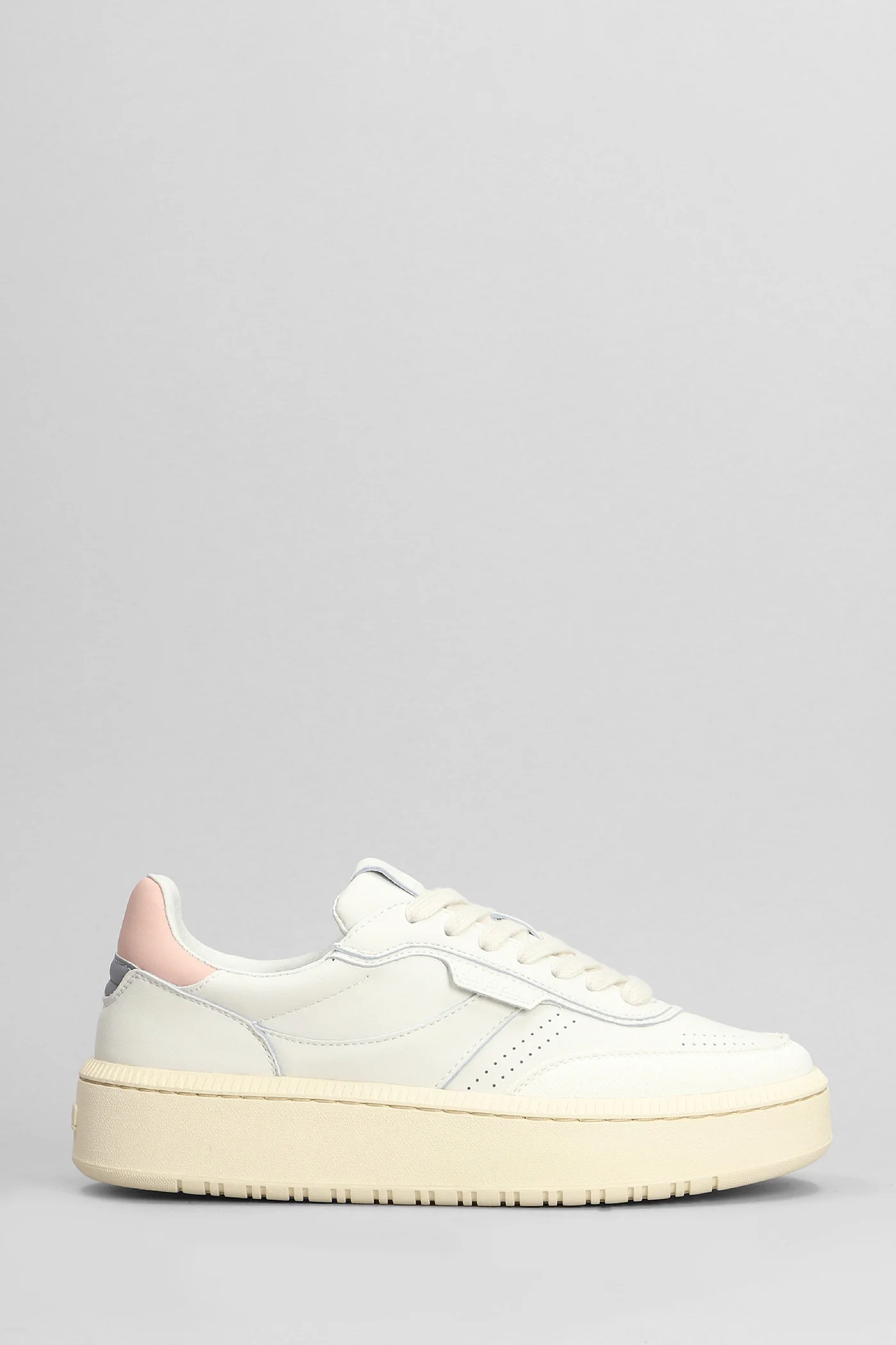 Sneakers in white leather