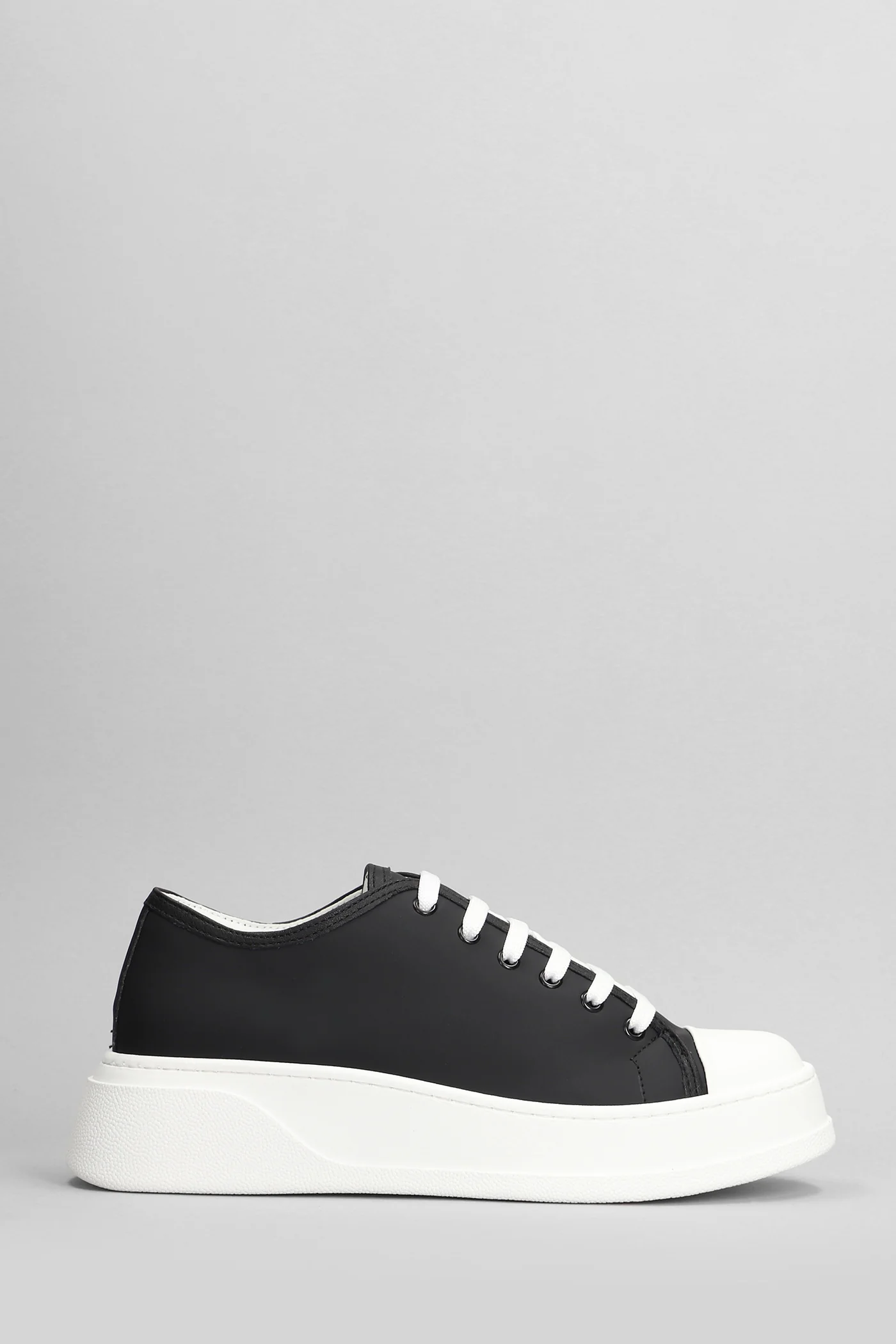 Sneakers in black rubber/plasic