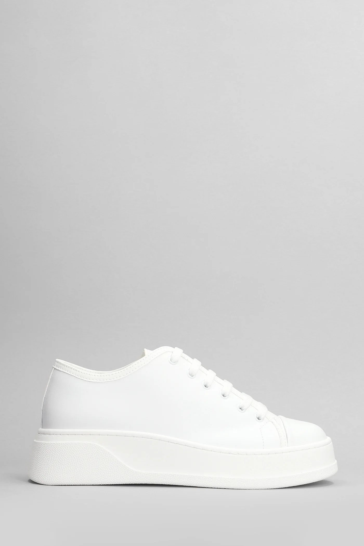 Sneakers in white leather