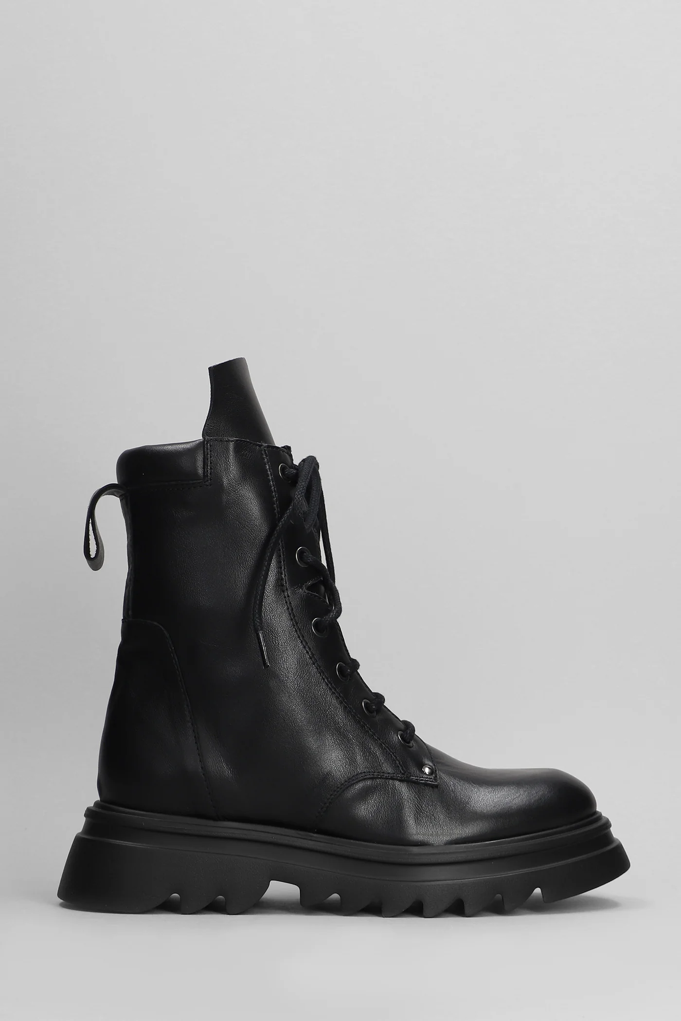 Combat boots in black leather