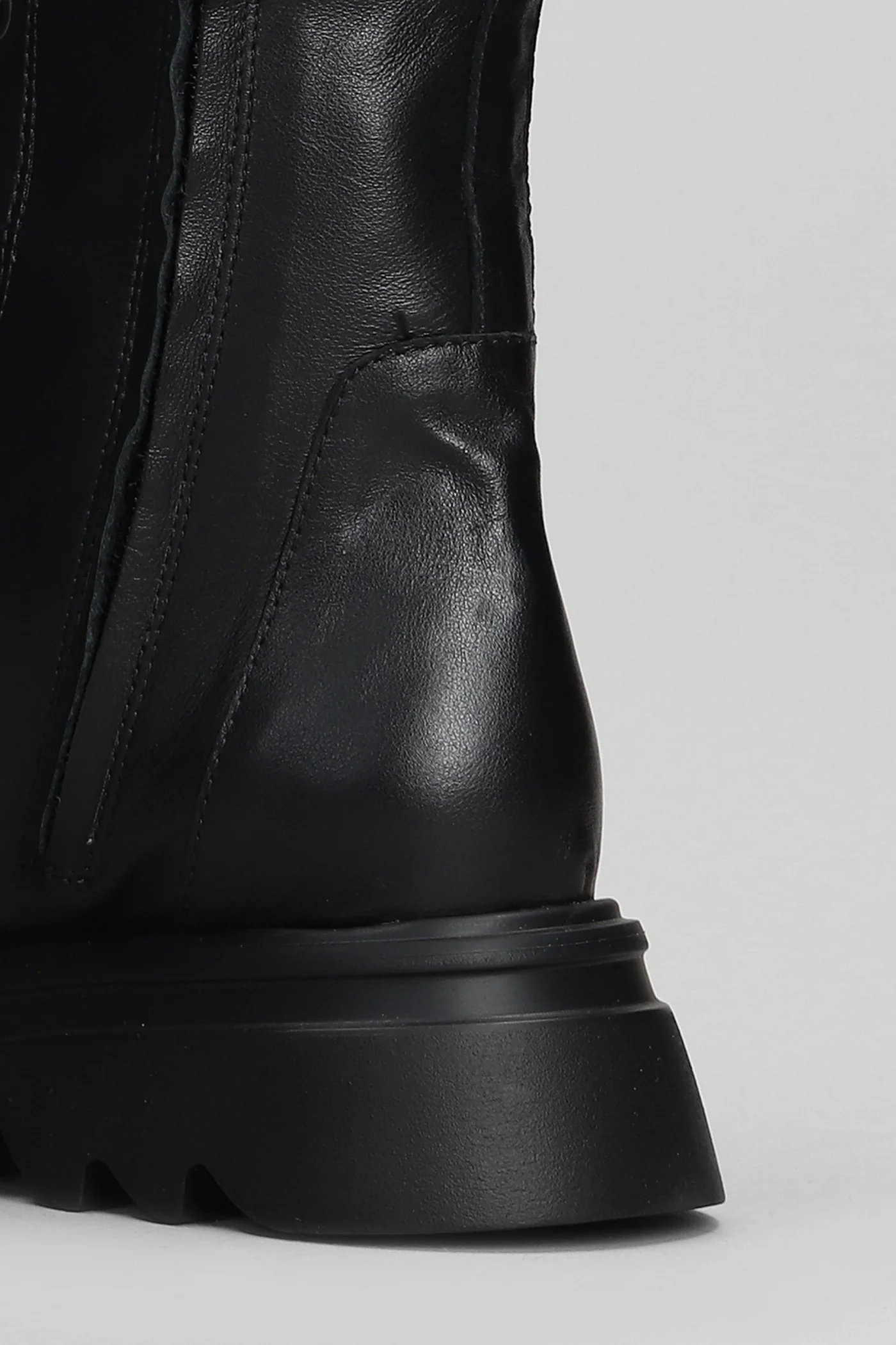 Combat boots in black leather - Image 5