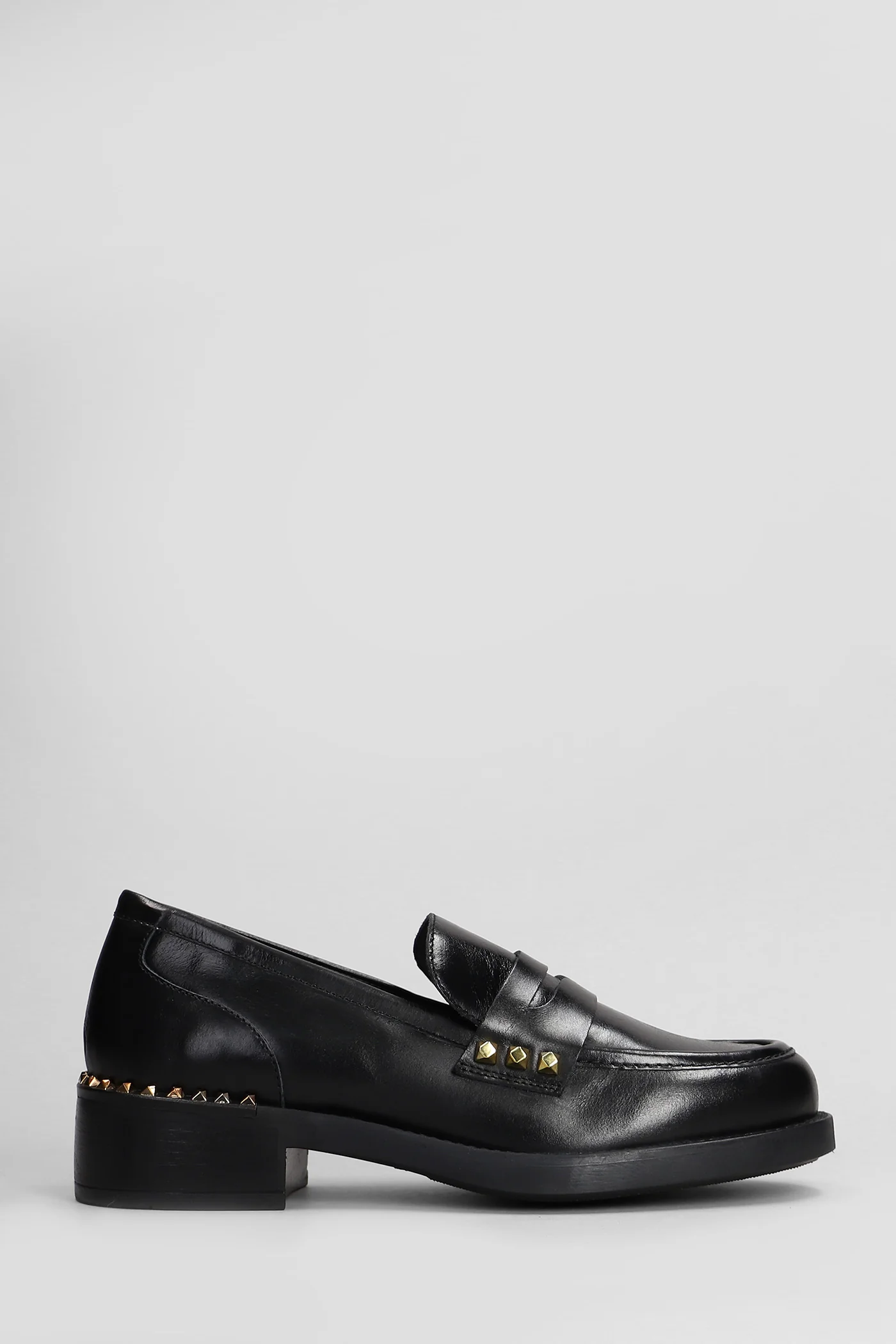 Loafers in black leather