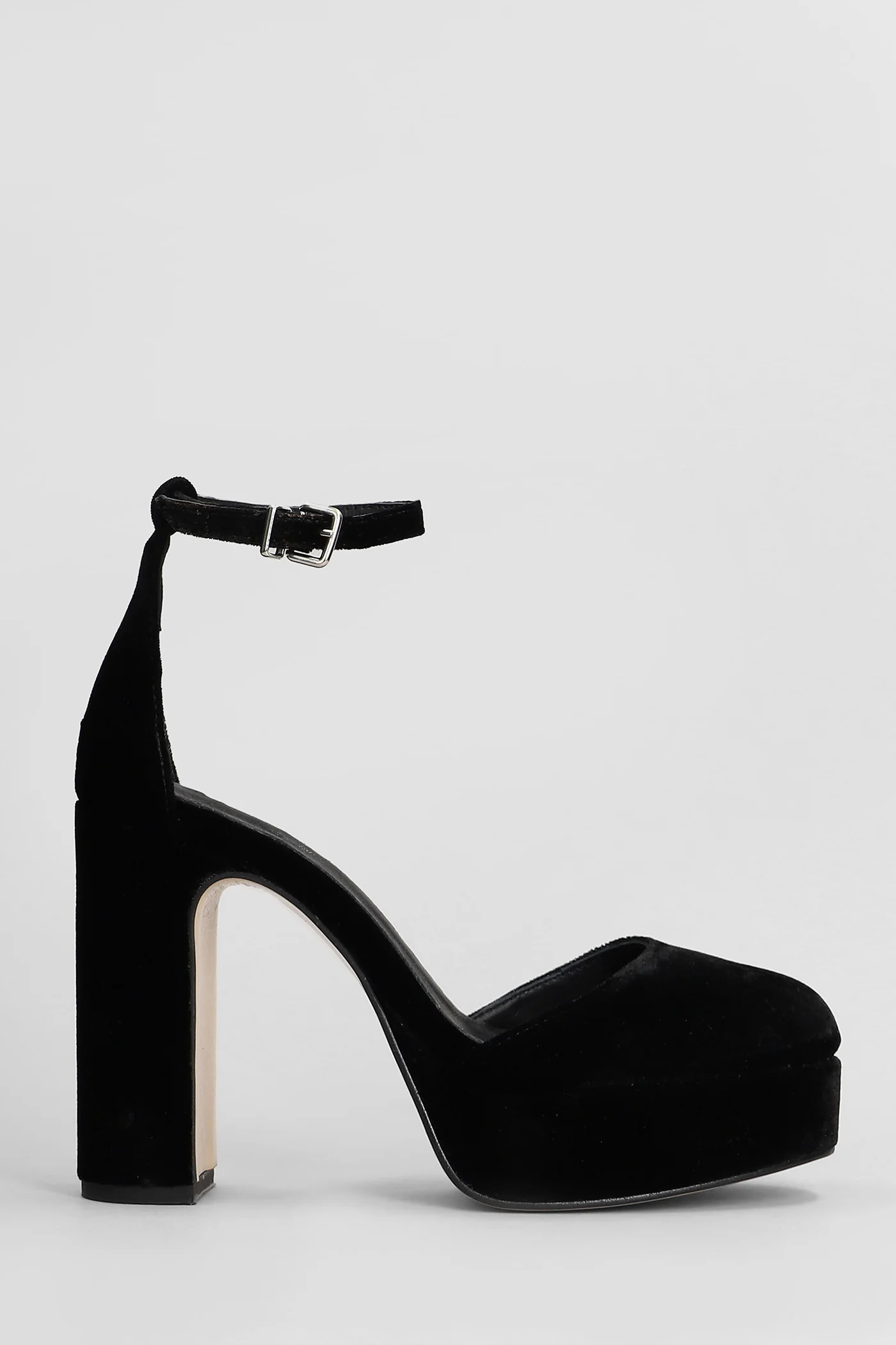 Pumps in black velvet