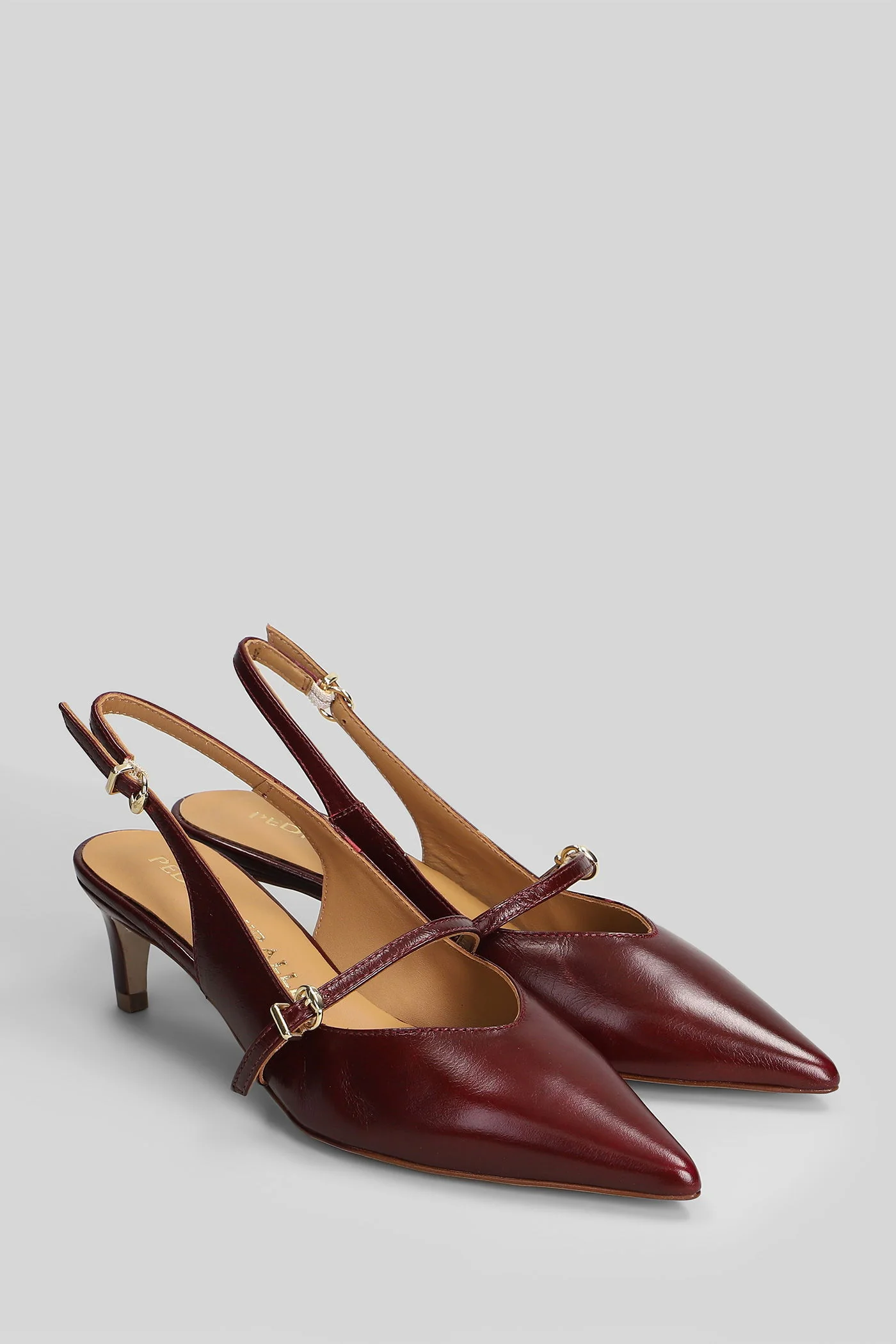 Pumps in bordeaux leather - Image 2