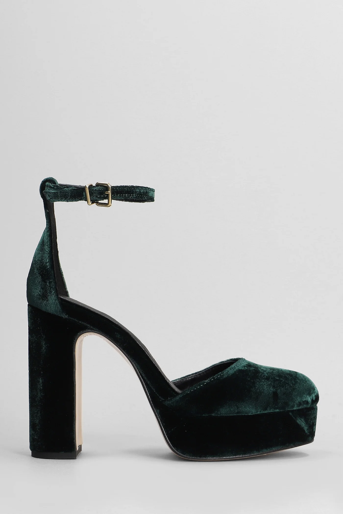 Pumps in green velvet