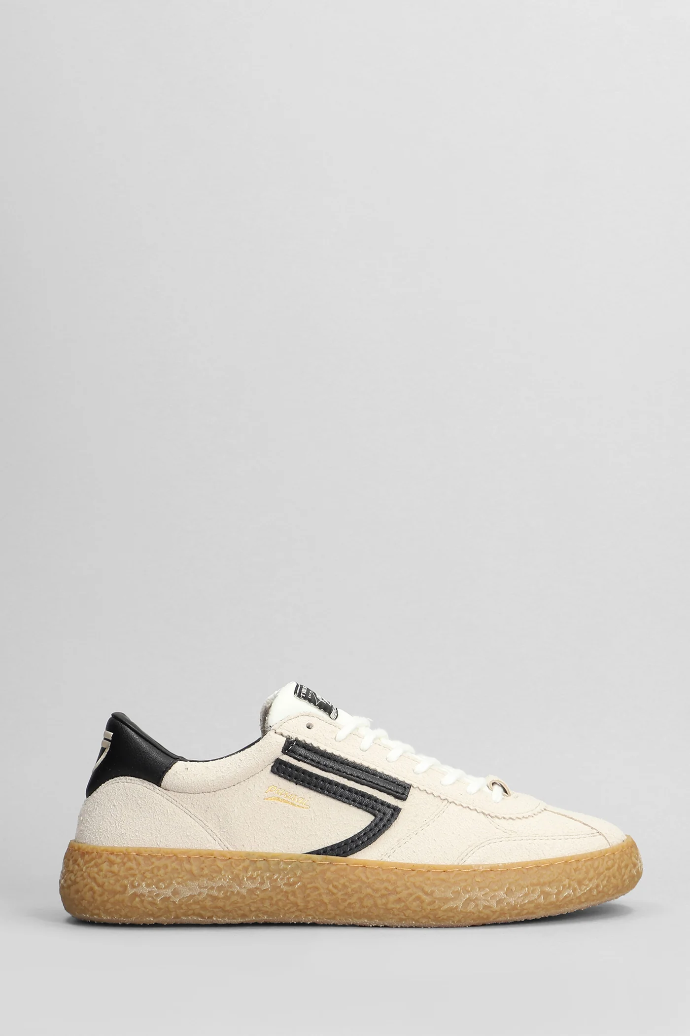 Sneakers in beige suede