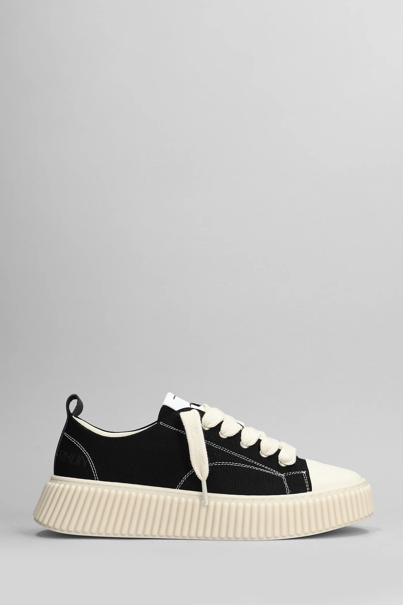 Sneakers in black canvas