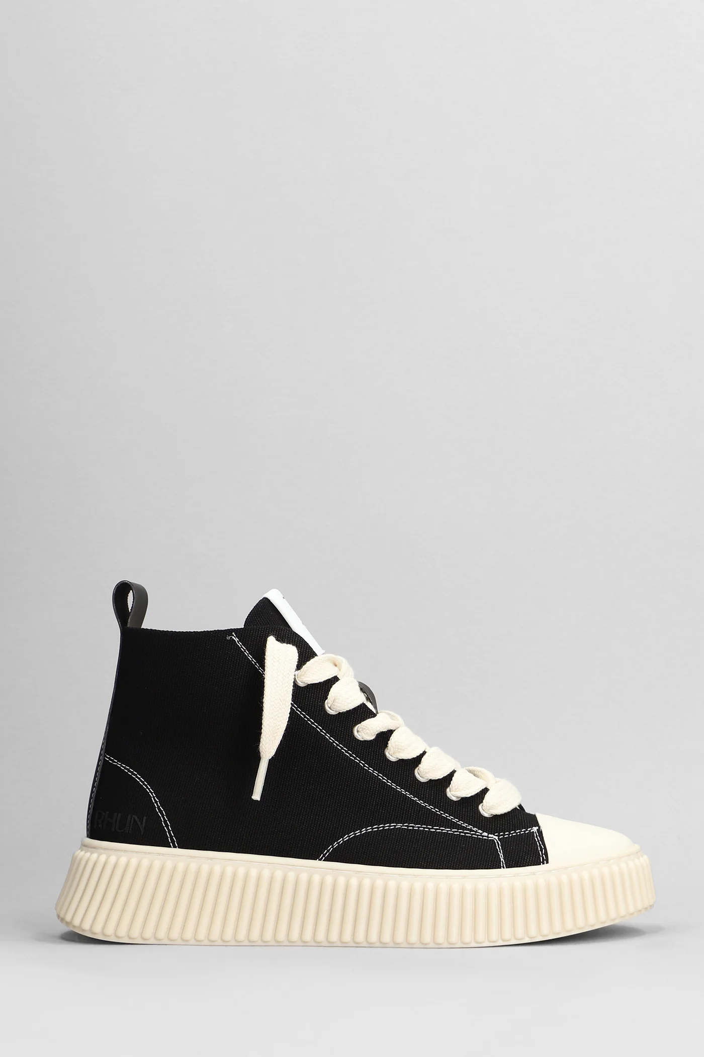 Sneakers in black canvas