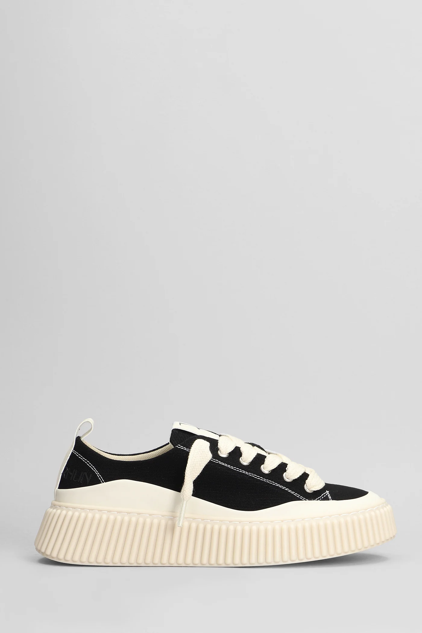 Sneakers in black canvas