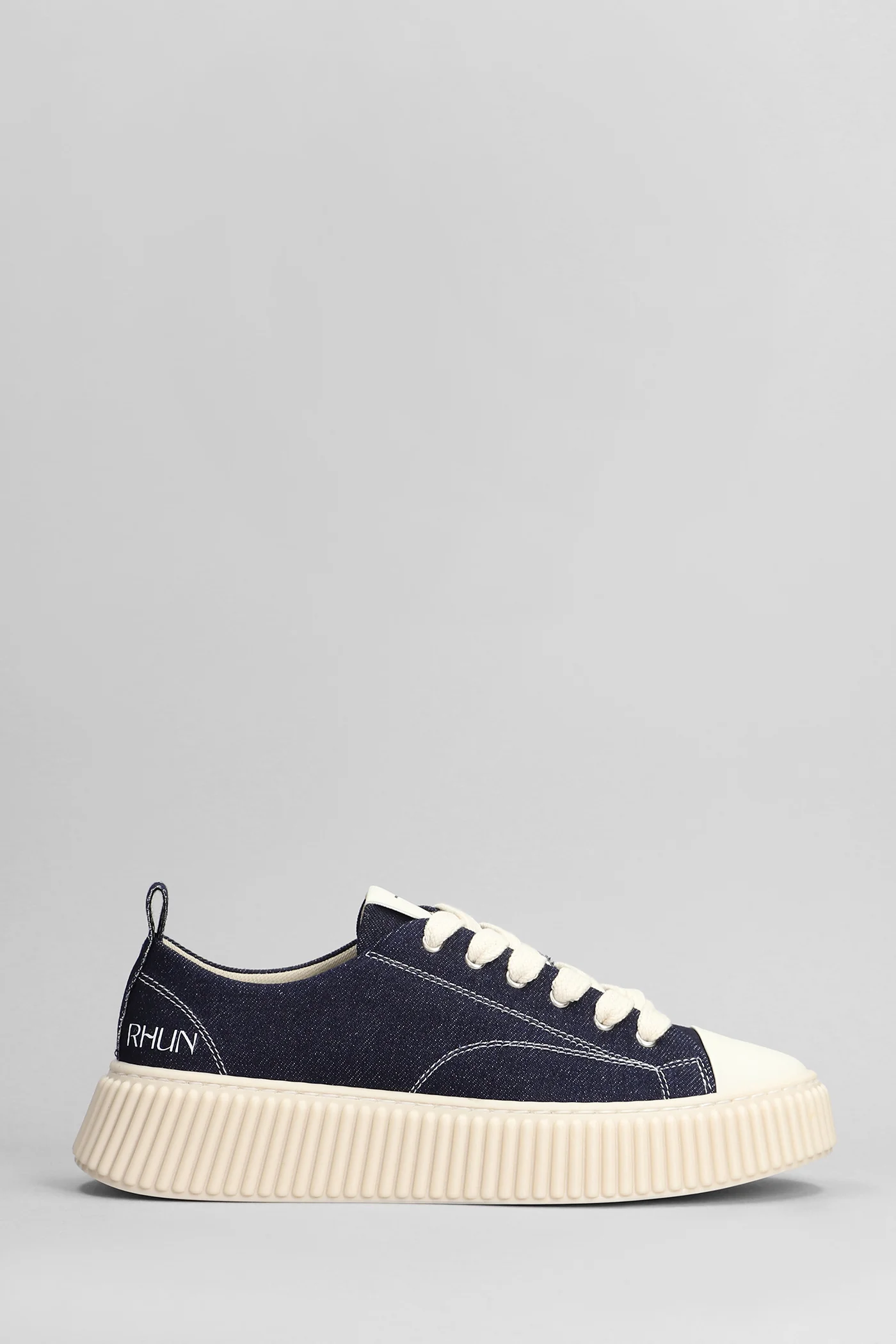 Sneakers in blue canvas