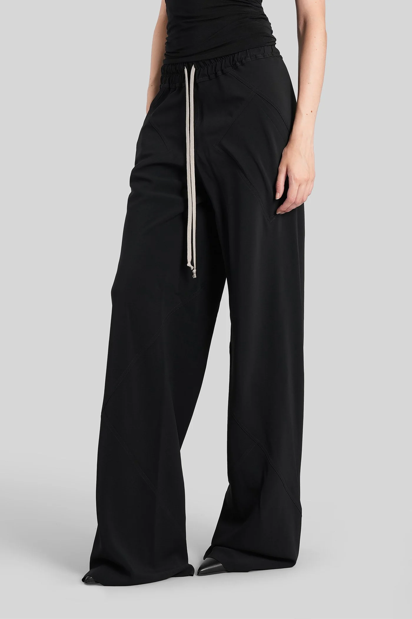 Drawstring bias Pants in black viscose - Image 4