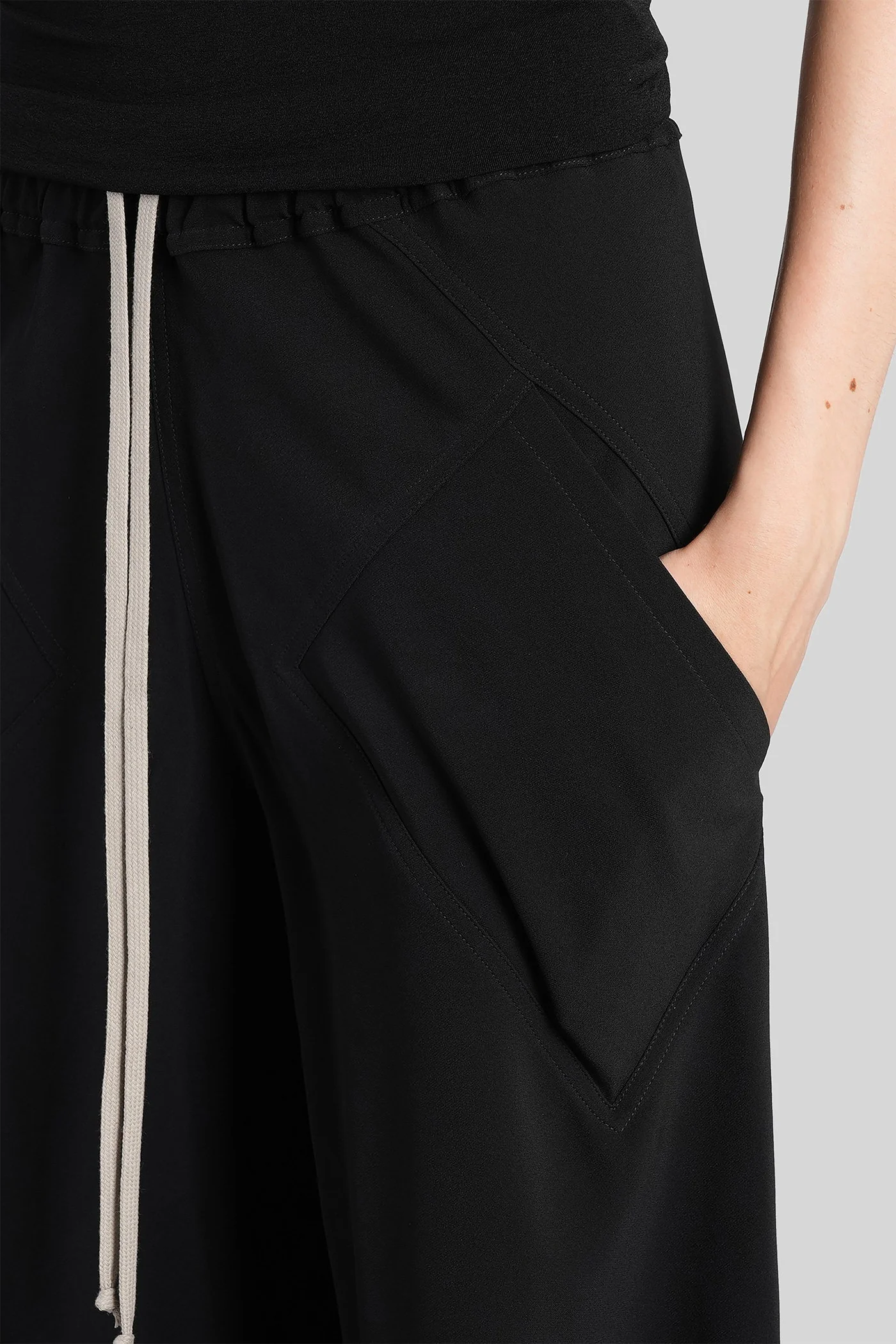 Drawstring bias Pants in black viscose - Image 5