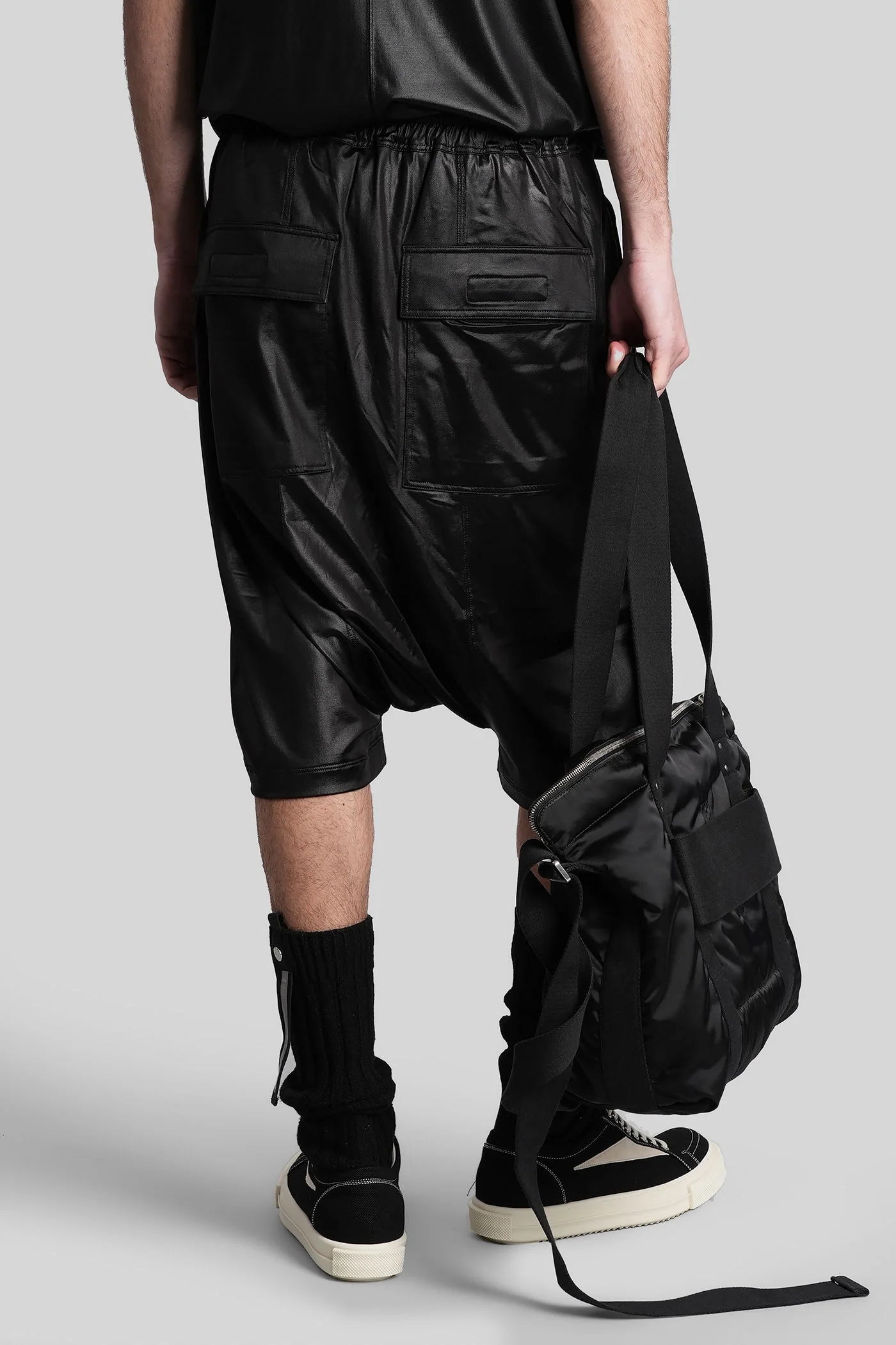 Drawstring pods Shorts in black acetate - Image 3