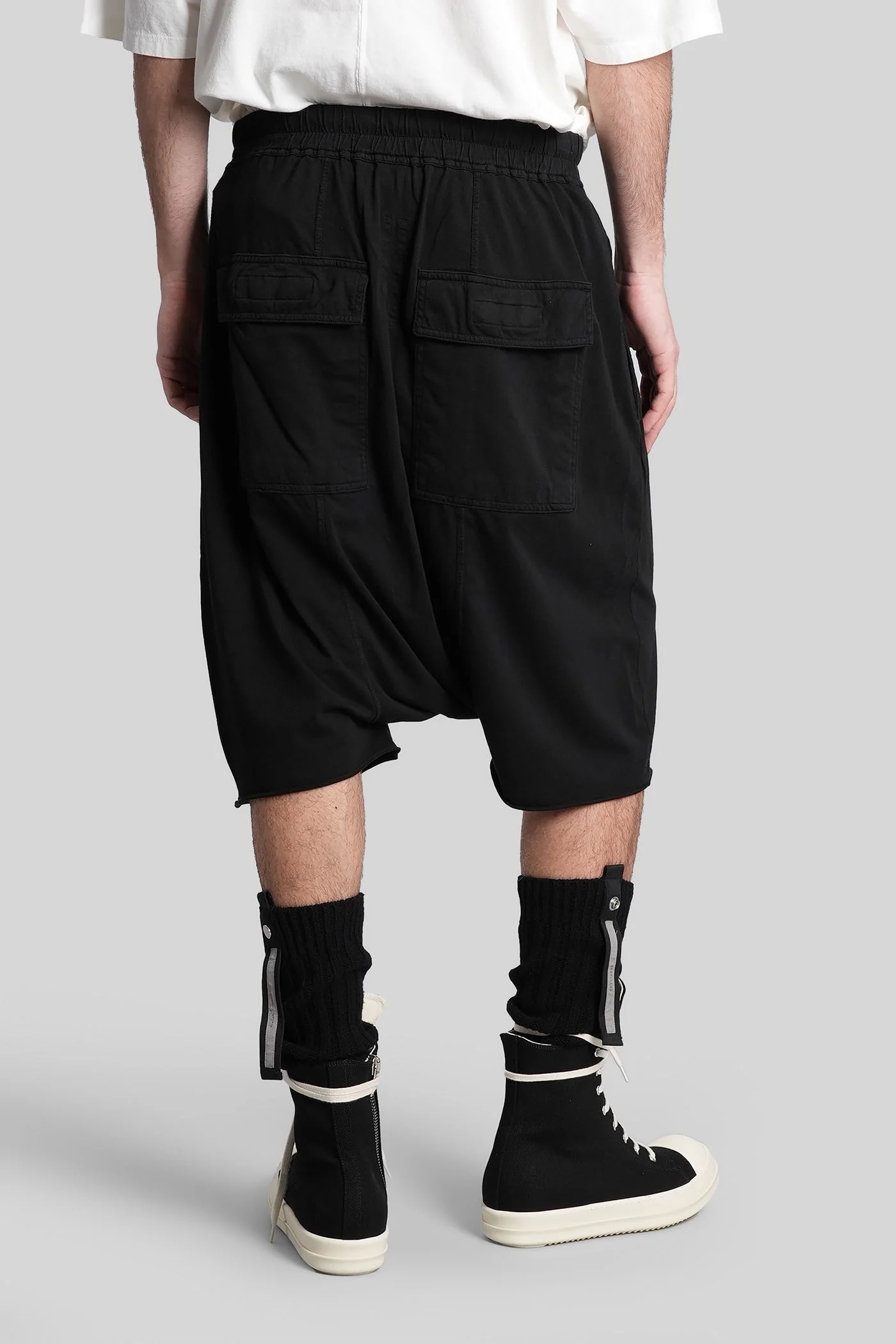Drawstring pods Shorts in black cotton - Image 3