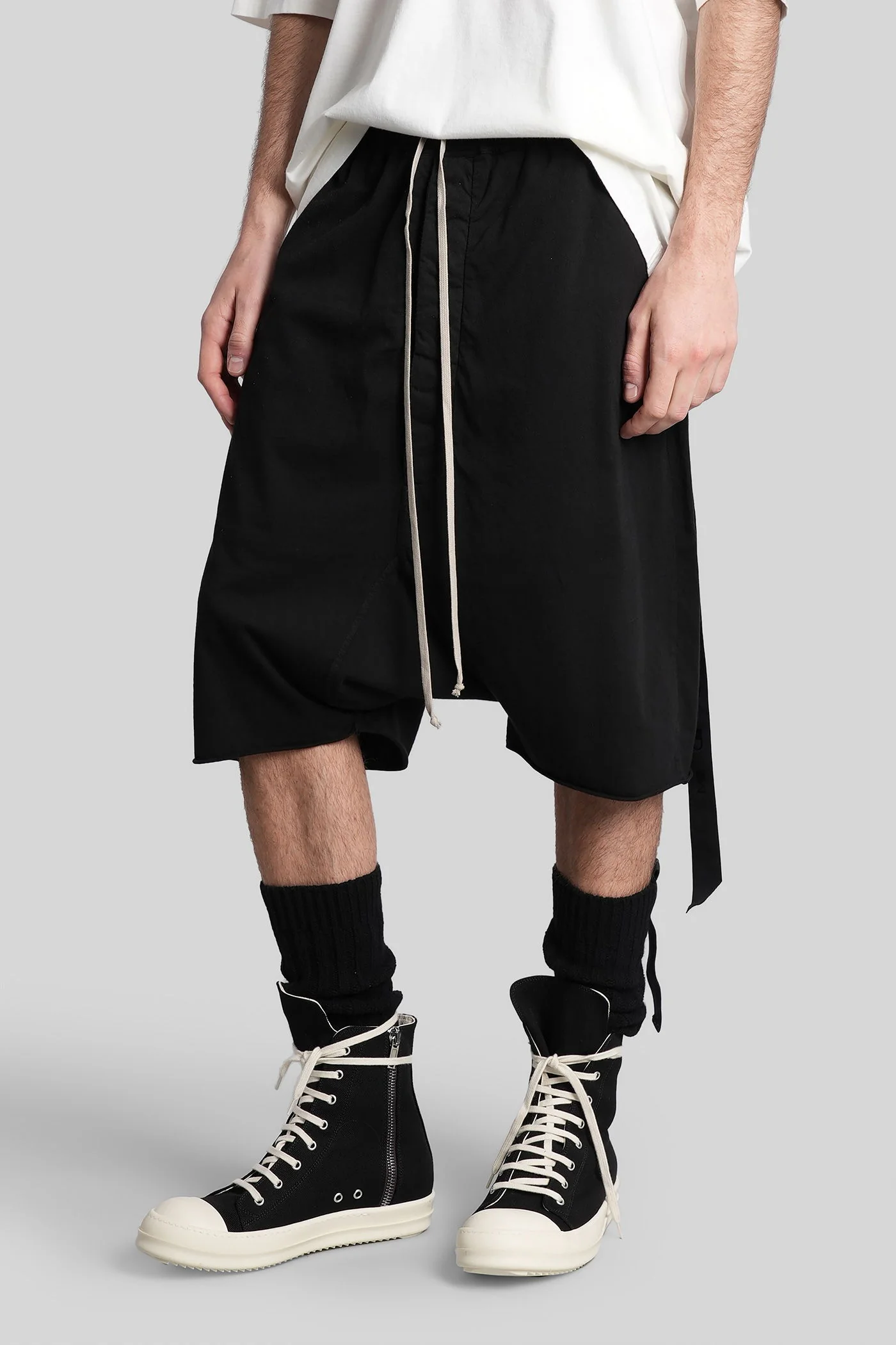 Drawstring pods Shorts in black cotton - Image 4