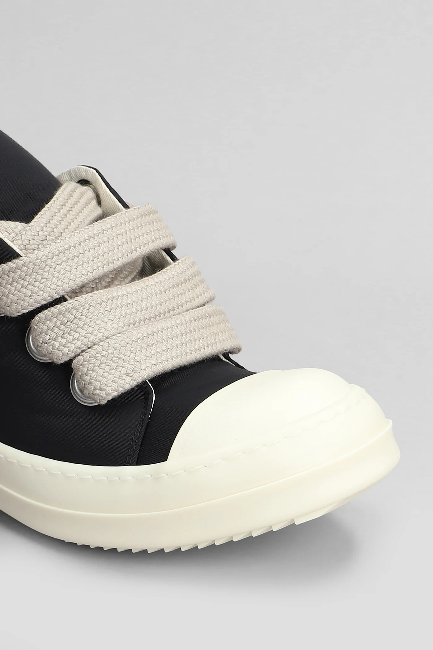 Jumbo lace puffe low Sneakers in black polyamide - Image 5