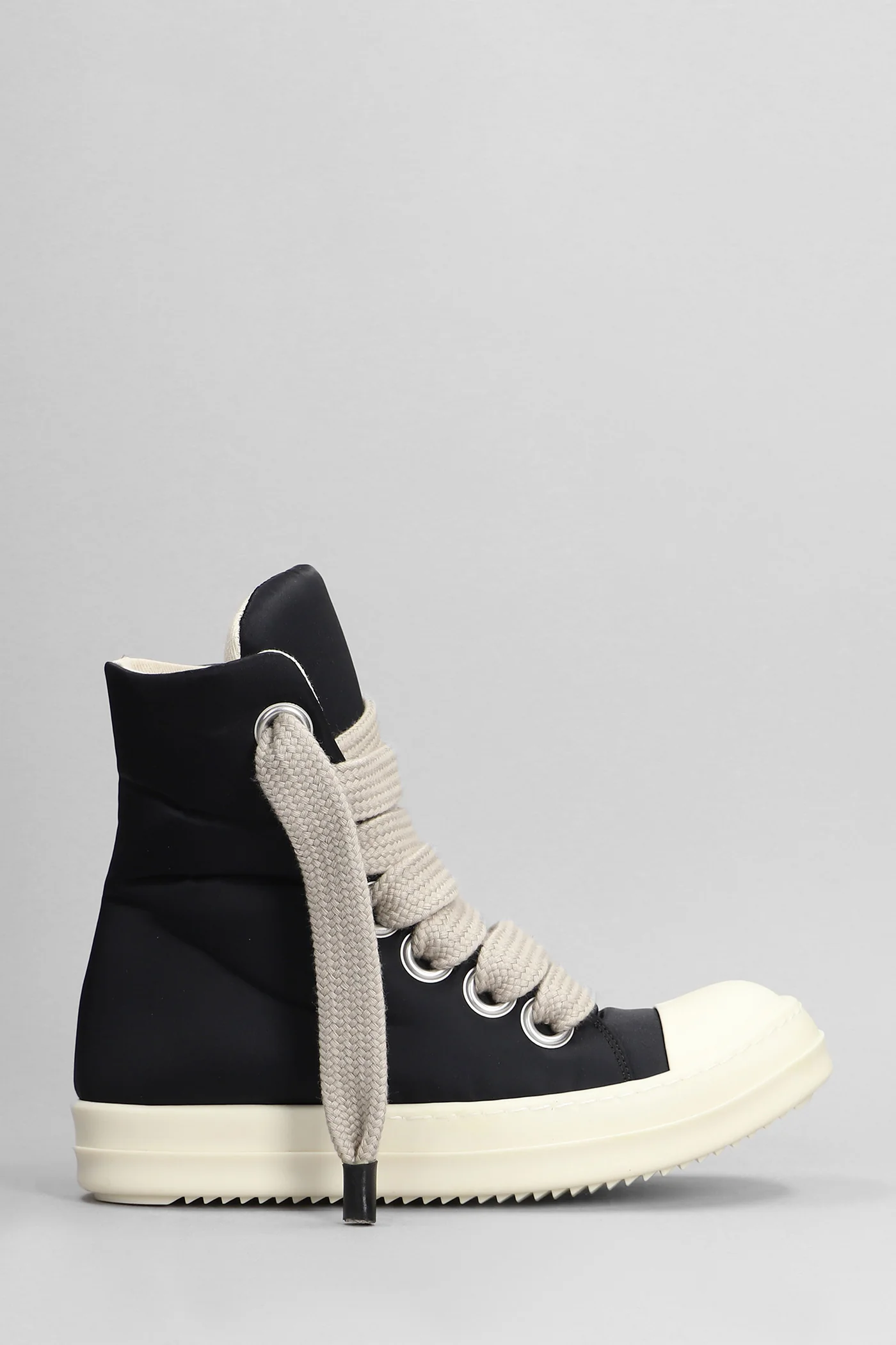 Jumbo lace puffer Sneakers in black nylon