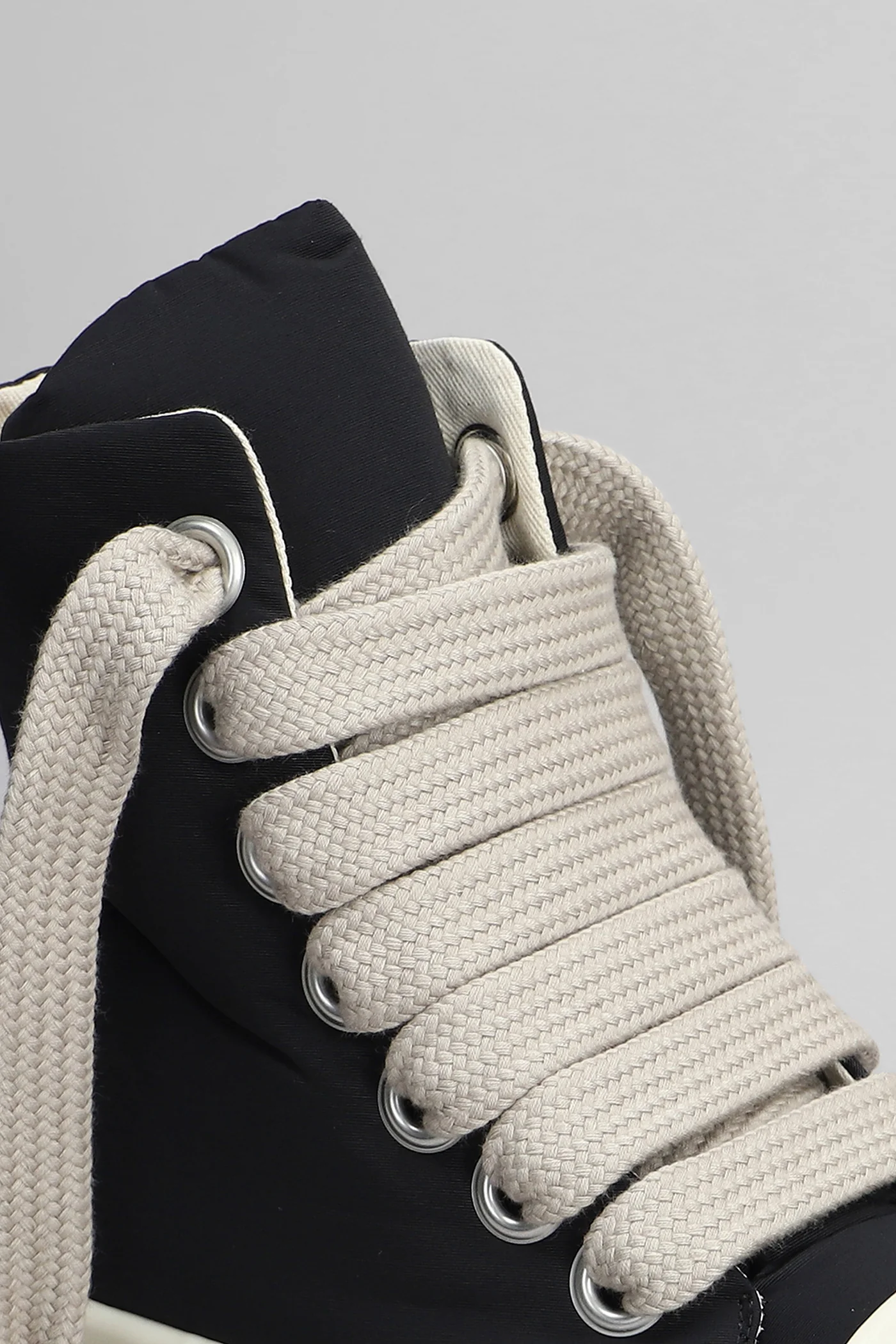 Jumbo lace puffer Sneakers in black polyamide - Image 5