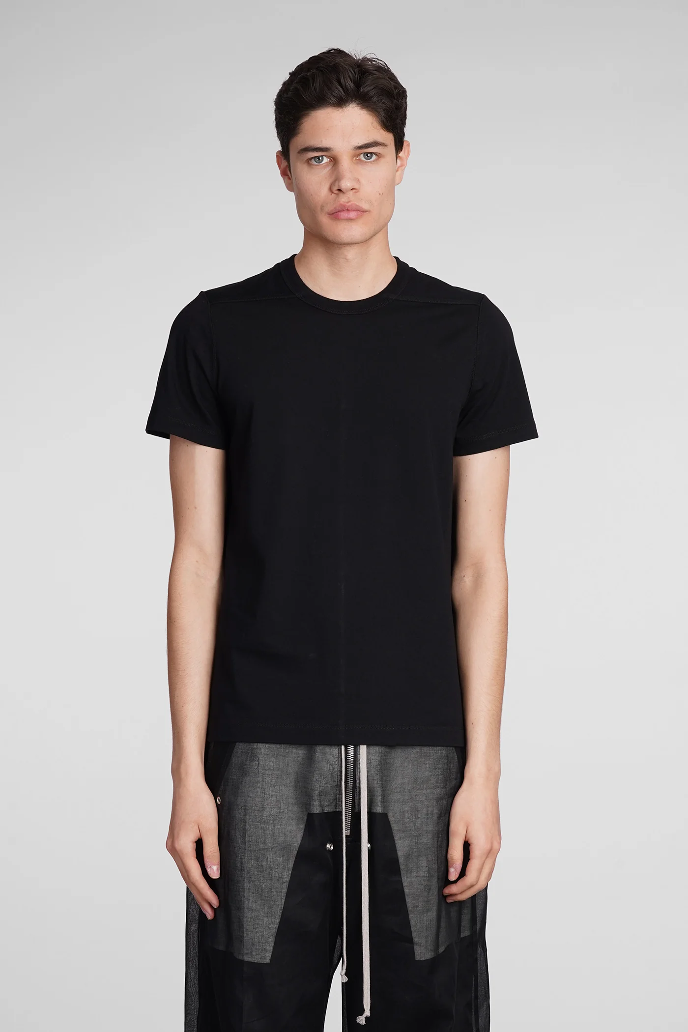 Short level t T-Shirt in black cotton