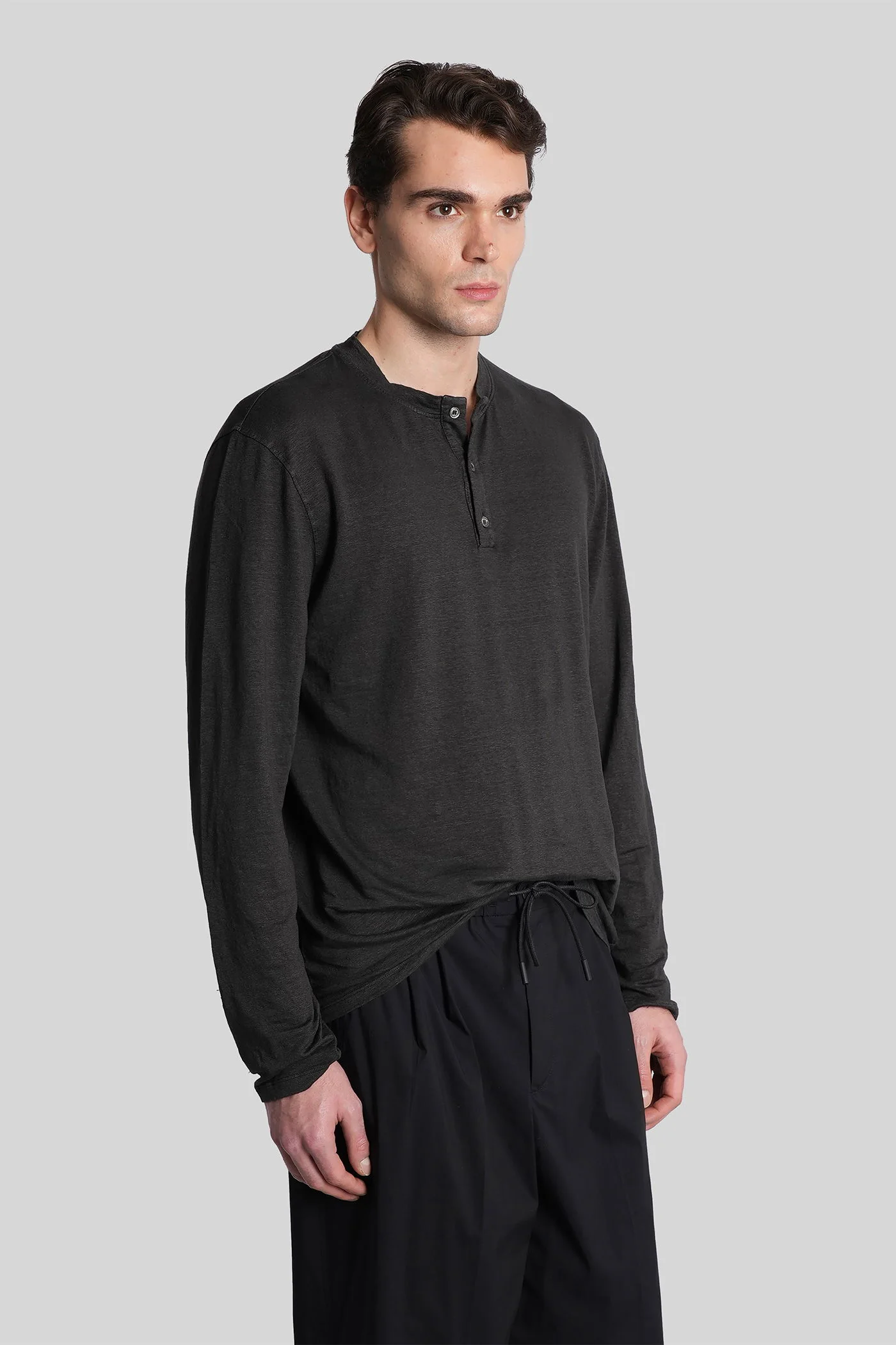 in black linen - Image 3