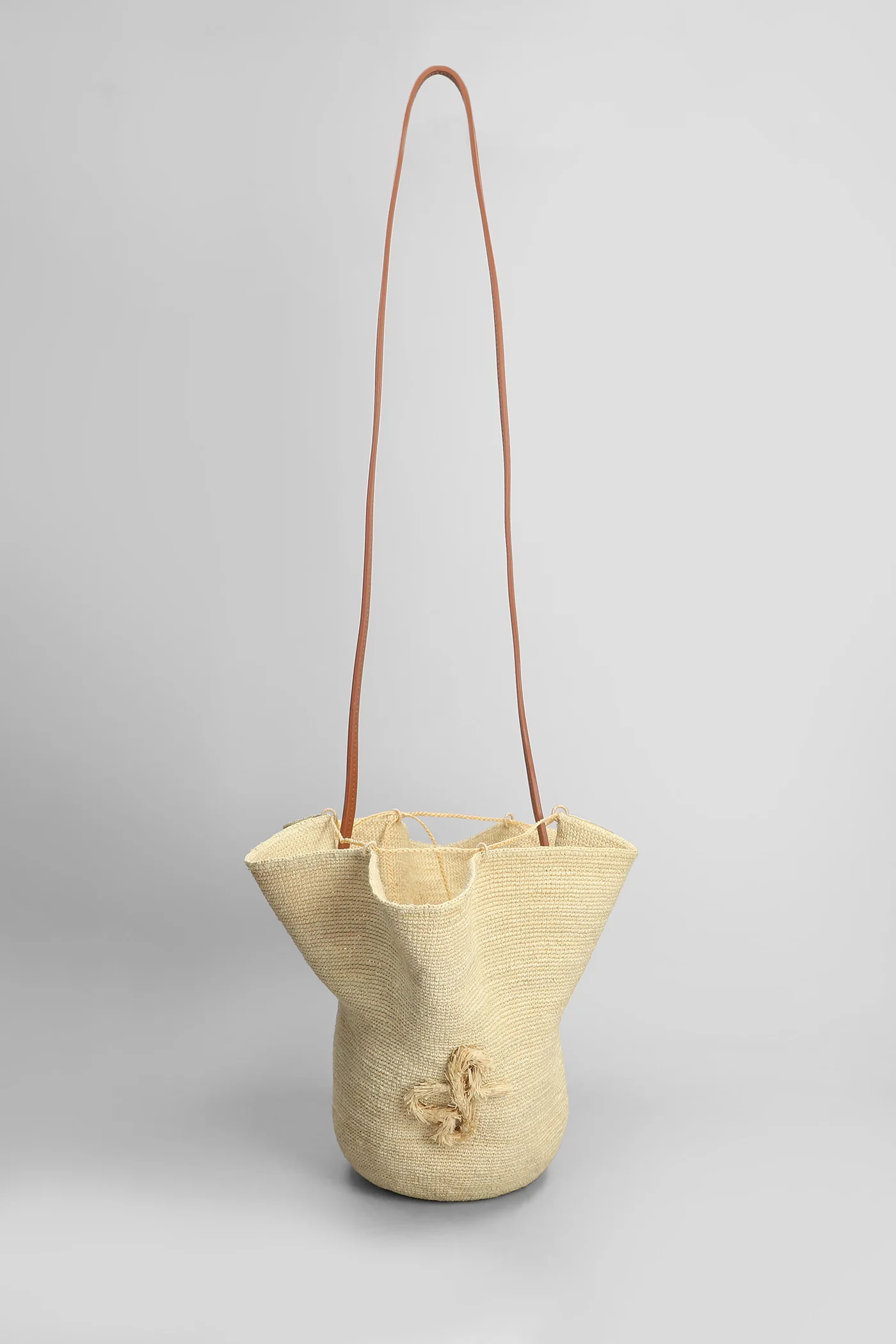 Shoulder bag in beige raffia - Image 4