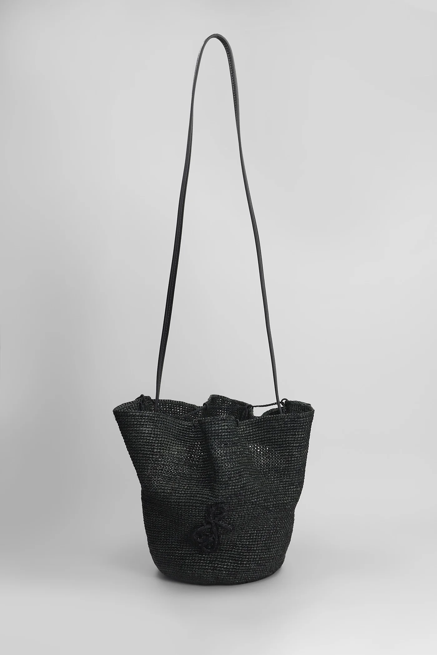 The Hat Bag Shoulder bag in black raffia - Image 4